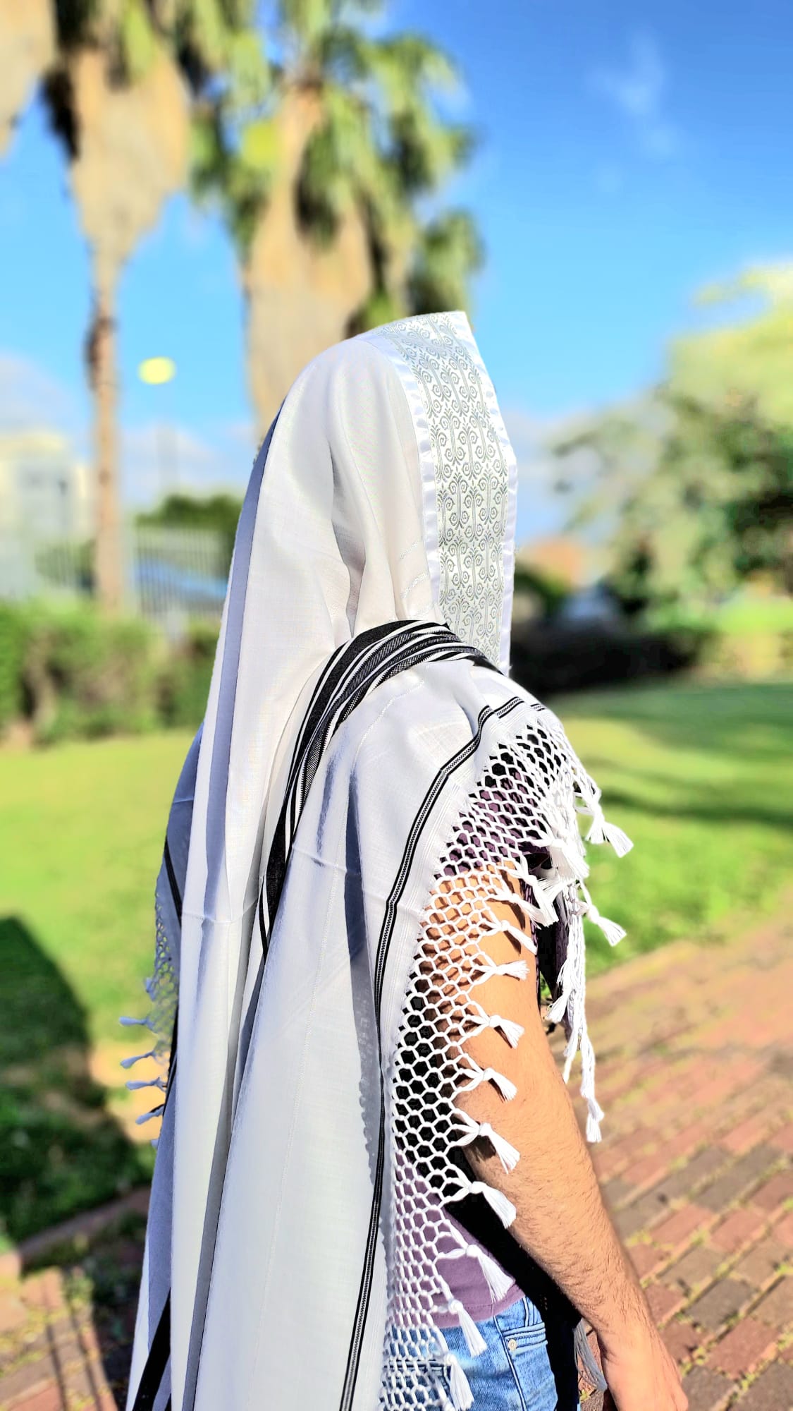 טלית תימנית קלאסית עם שזירה עבודת יד ופתיל לבן עבה קשור תימני רמבם אוריה אומנות ועיצוב בטליתות 1