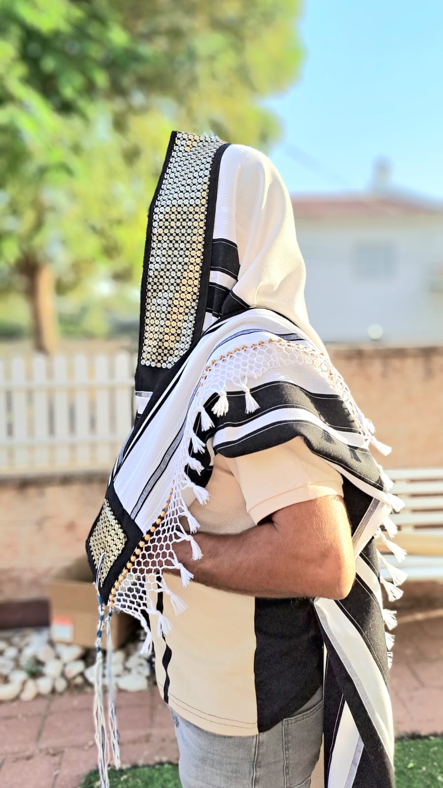 טלית מהודרת בעיצוב שחור זהב בשילוב חרוזי עץ אוריה אומנות ועיצוב בטליתות 2