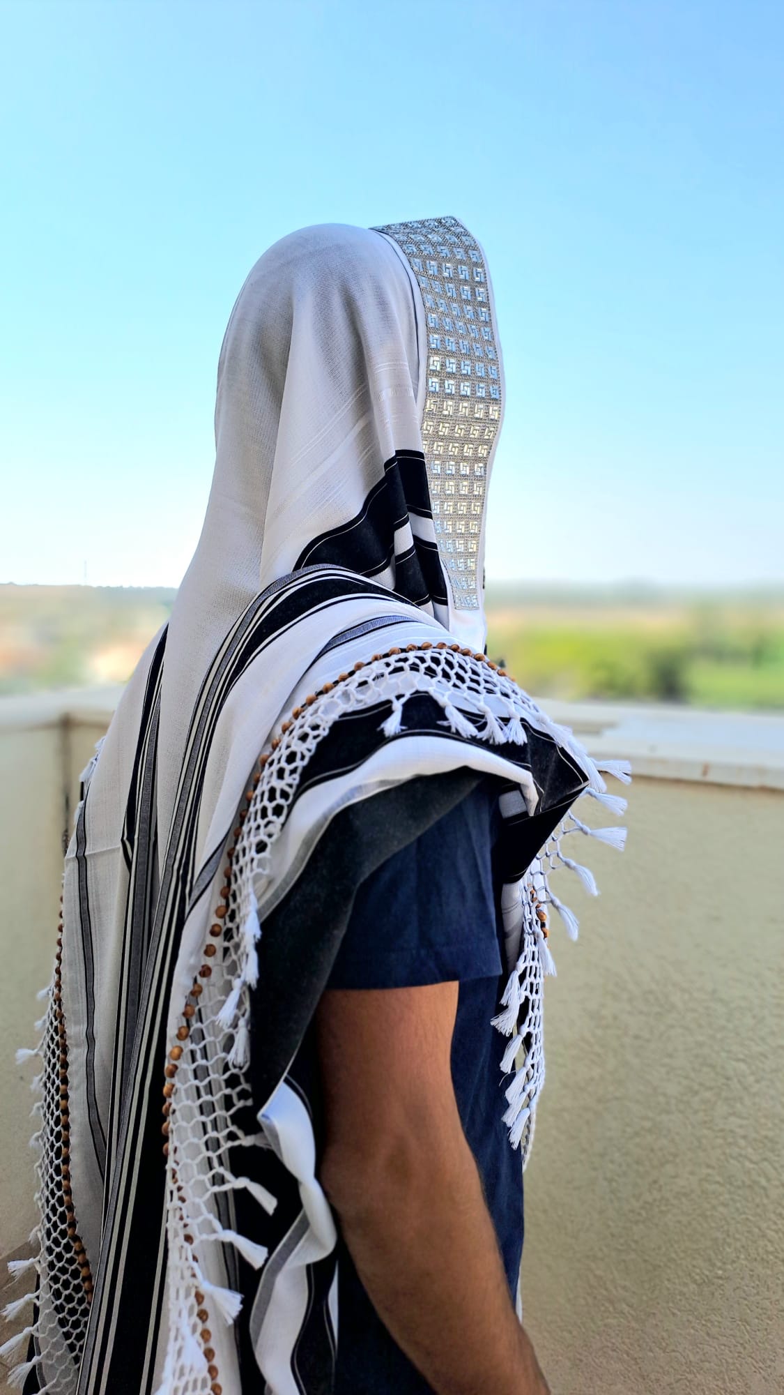 טלית תימנית מפוארת ויוקרתית עם עטרה סברובסקי וחרוזי עץ בעבודת יד אוריה עיצוב טליתות 1