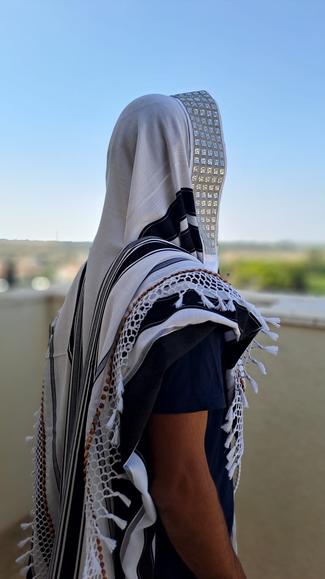 טלית תימנית מפוארת ויוקרתית עם עטרה סברובסקי וחרוזי עץ בעבודת יד אוריה עיצוב טליתות 2