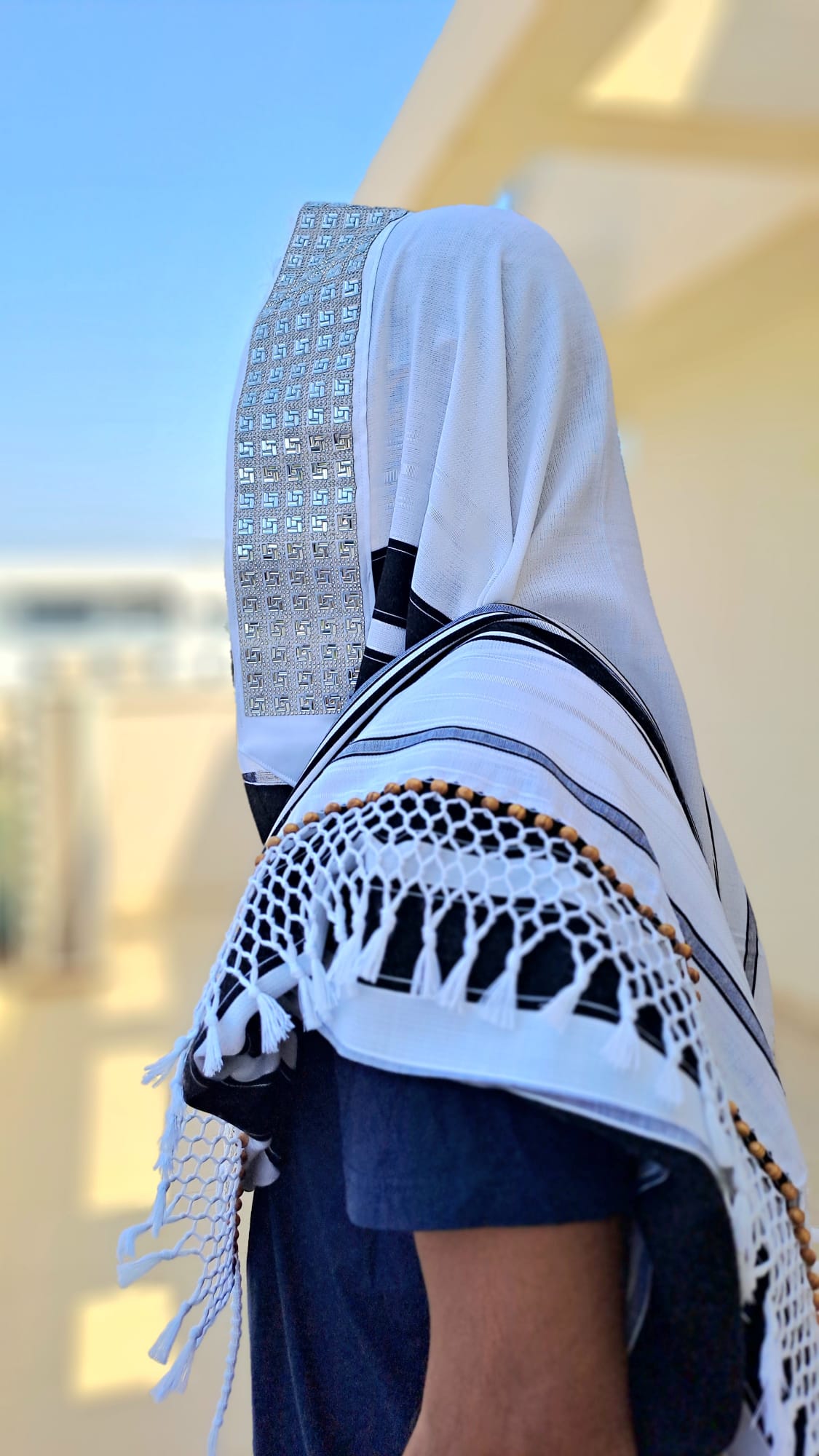טלית תימנית מפוארת ויוקרתית עם עטרה סברובסקי וחרוזי עץ בעבודת יד אוריה עיצוב טליתות 3