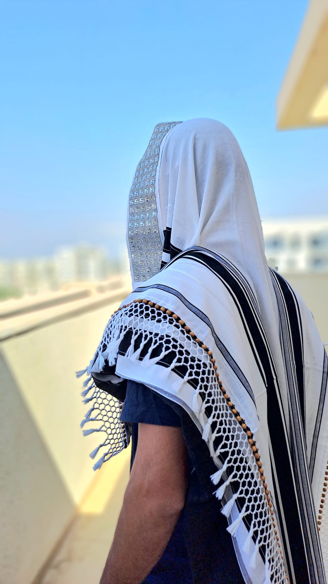 טלית תימנית מפוארת ויוקרתית עם עטרה סברובסקי וחרוזי עץ בעבודת יד אוריה עיצוב טליתות 4