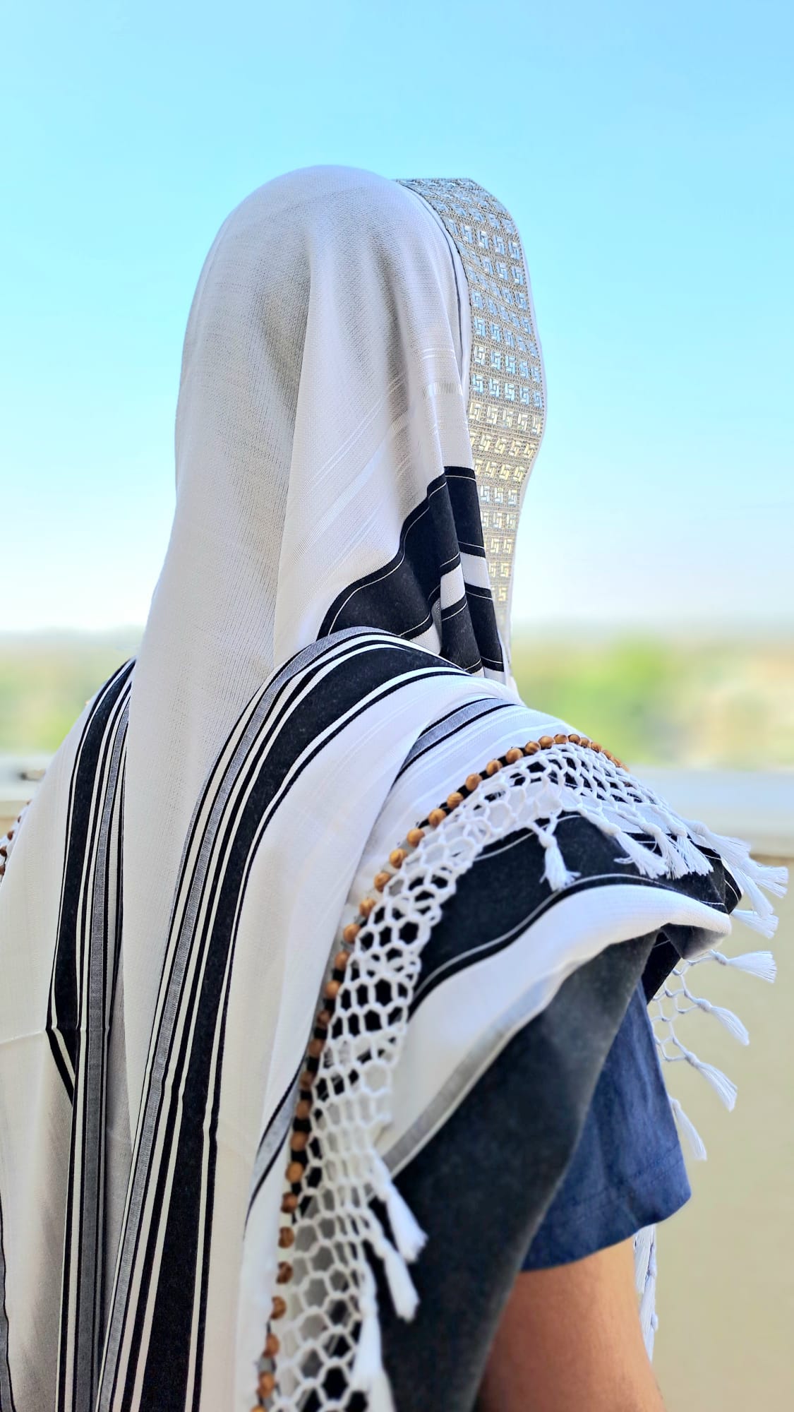 טלית תימנית מפוארת ויוקרתית עם עטרה סברובסקי וחרוזי עץ בעבודת יד אוריה עיצוב טליתות 5
