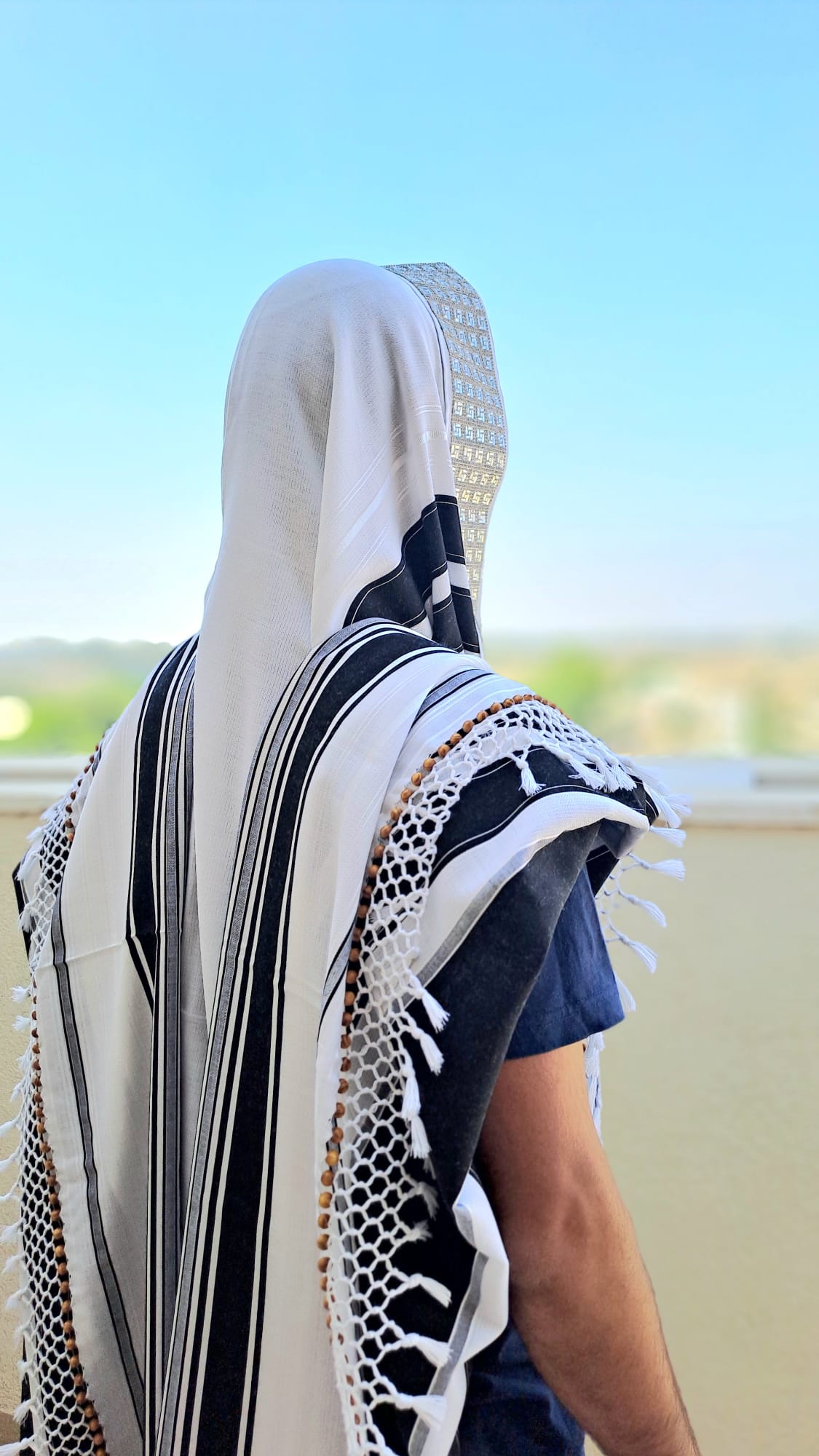 טלית תימנית מפוארת ויוקרתית עם עטרה סברובסקי וחרוזי עץ בעבודת יד אוריה עיצוב טליתות 6