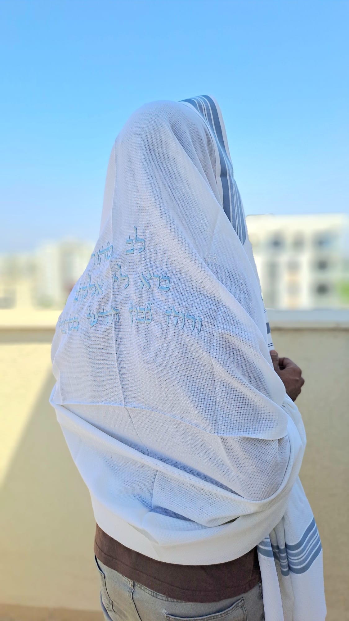 טלית צמר בעיצוב נקי וטהור עם שזירה עבודת יד אוריה עיצוב טליתות 3