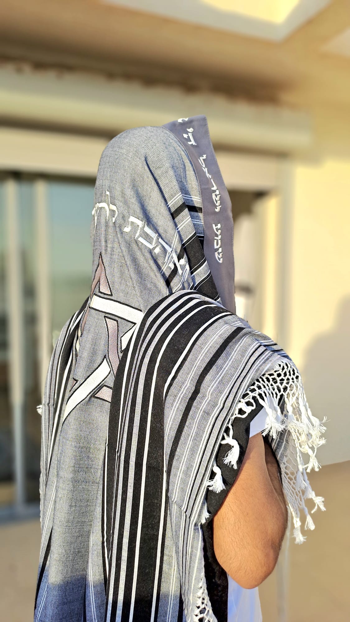 טלית צמר מיוחדת בעיצוב שמע ישראל מגן דוד בגוון אפור כהה אוריה עיצוב טליתות 5