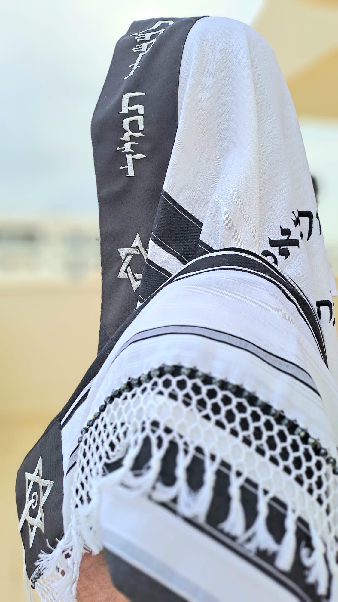 טלית יוקרתית לבר מצווה שויתי ה לנגדי תמיד שחור וכסף נוצץ בשילוב חרוזים בעבודת יד אוריה עיצוב טליתות 1