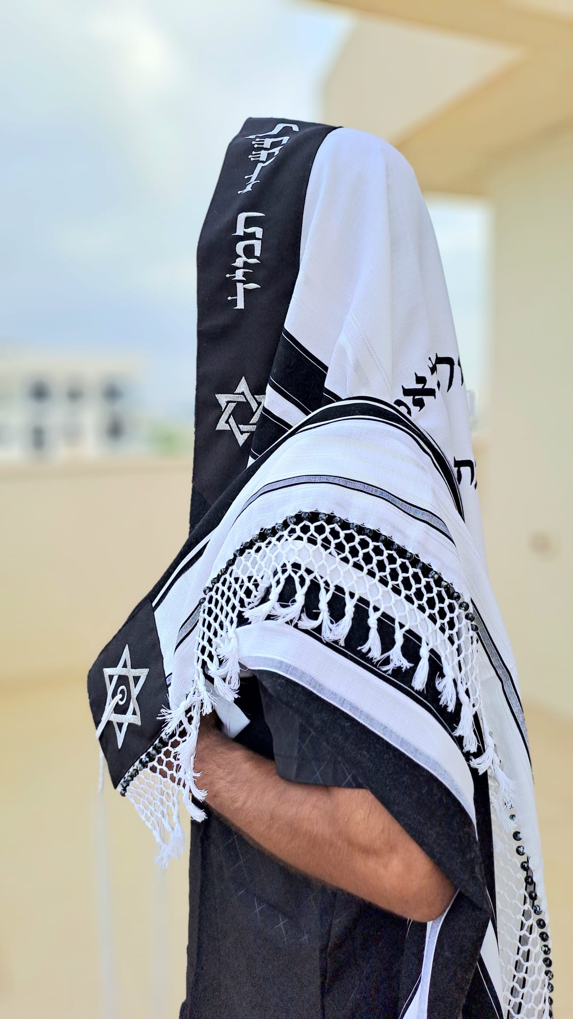טלית יוקרתית לבר מצווה שויתי ה לנגדי תמיד שחור וכסף נוצץ בשילוב חרוזים בעבודת יד אוריה עיצוב טליתות 10