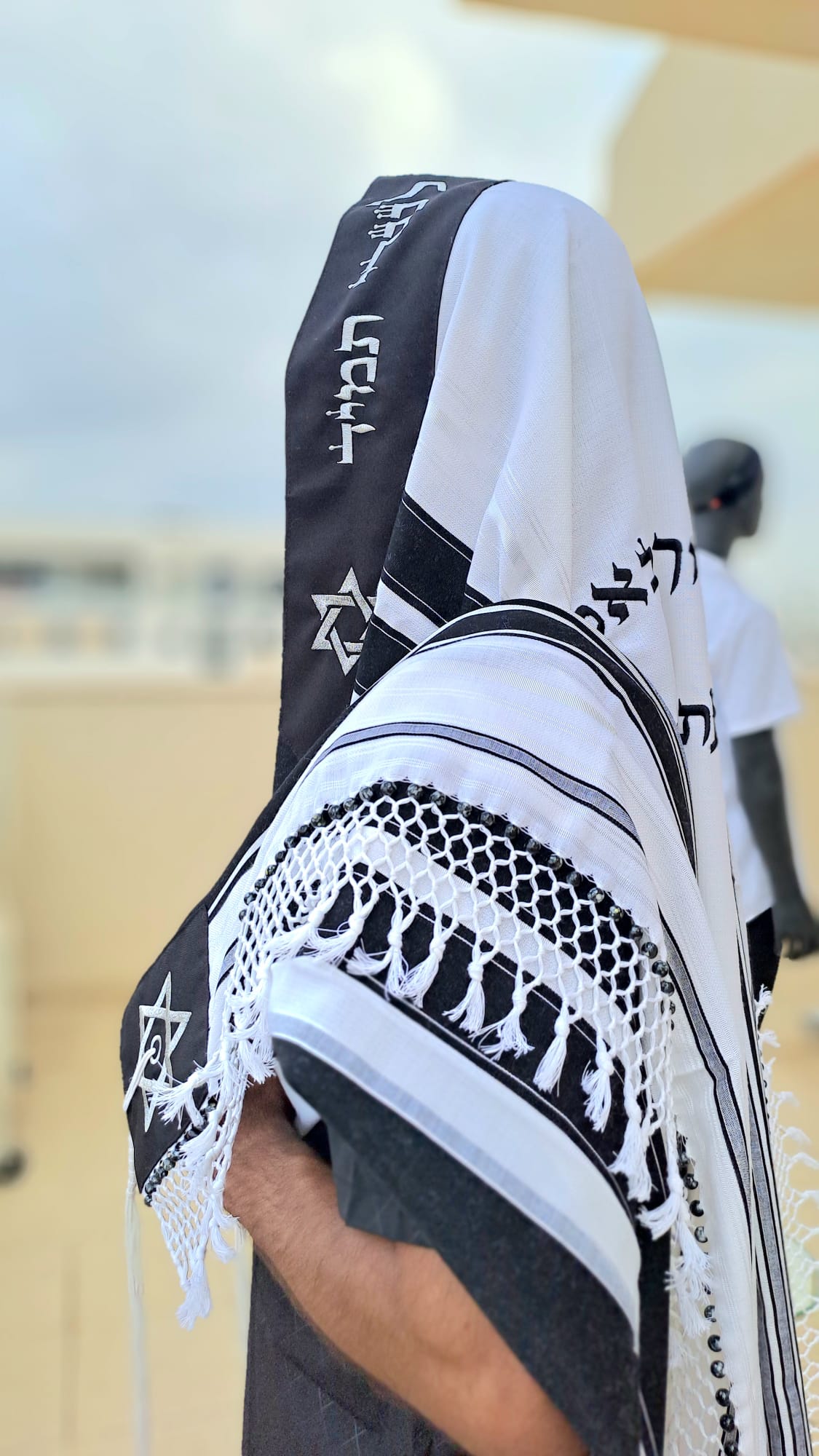 טלית יוקרתית לבר מצווה שויתי ה לנגדי תמיד שחור וכסף נוצץ בשילוב חרוזים בעבודת יד אוריה עיצוב טליתות 3
