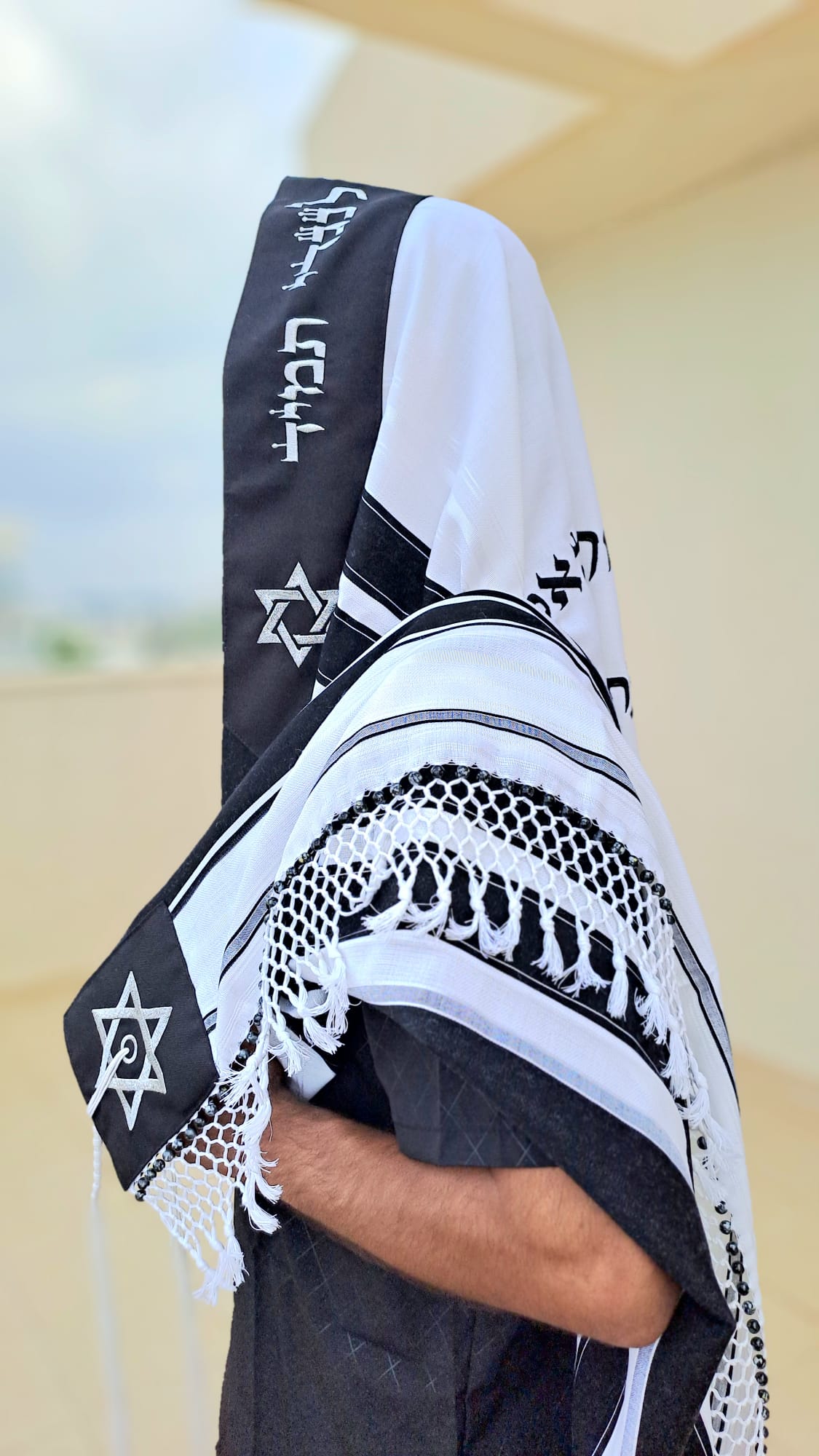 טלית יוקרתית לבר מצווה שויתי ה לנגדי תמיד שחור וכסף נוצץ בשילוב חרוזים בעבודת יד אוריה עיצוב טליתות 4