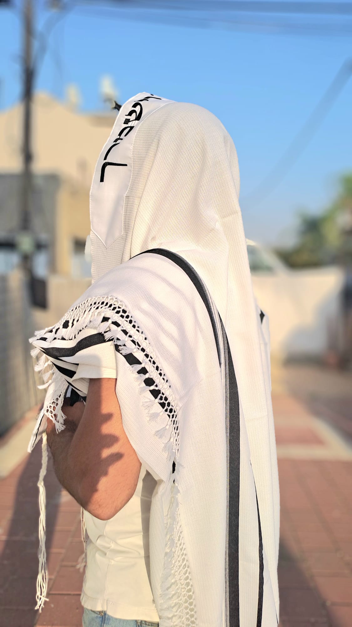 טלית מעוצבת שחור עדין עם שזירת פרנזים אוריה אומנות ועיצוב בטליתות 4