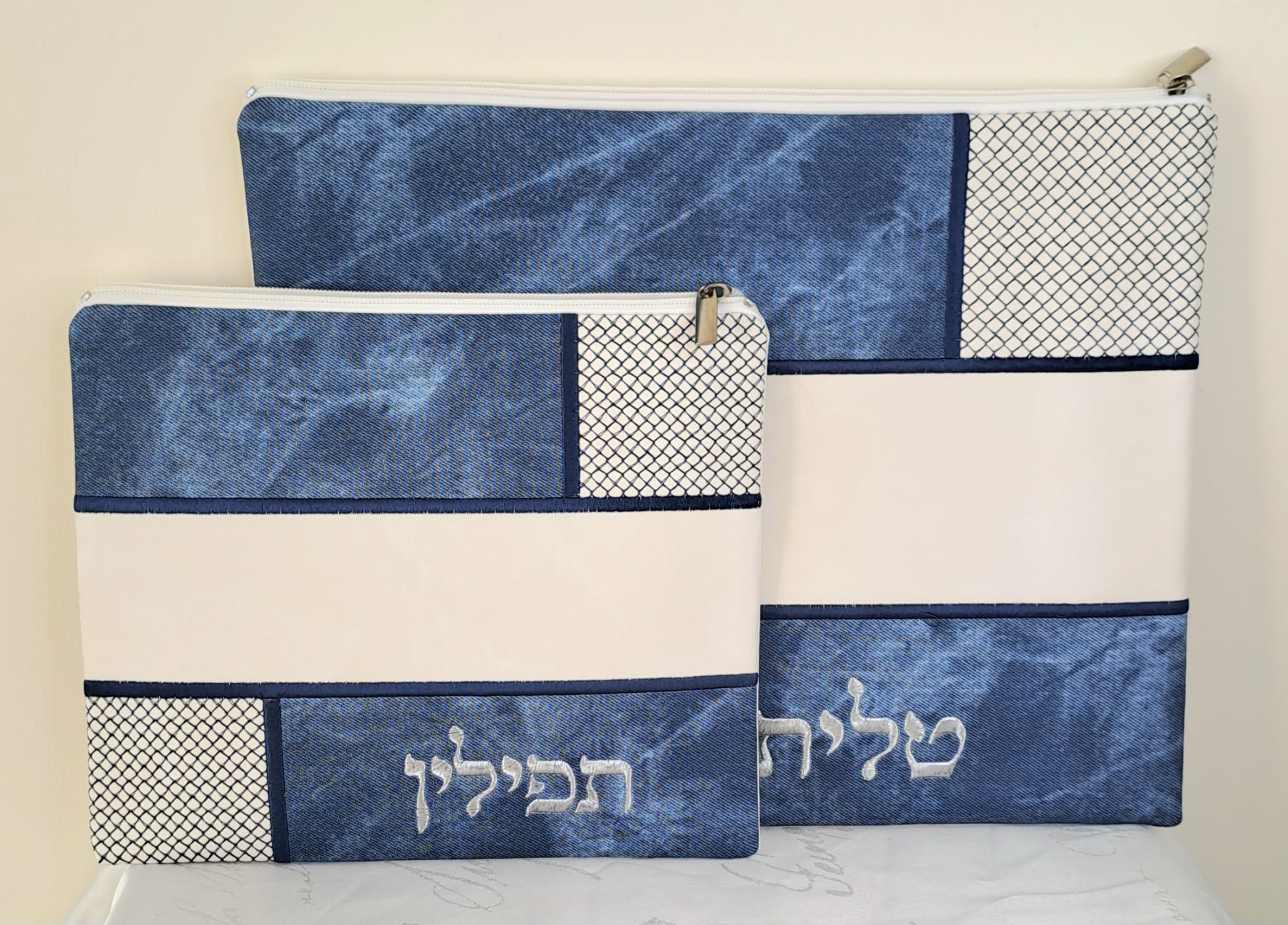 כיסוי טלית ותפילין דמוי עור תפור כחול שמיים לבן אוריה עיצוב טליתות 1