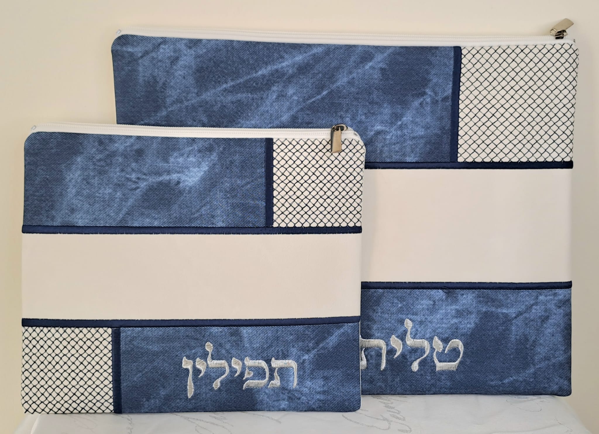 כיסוי טלית ותפילין דמוי עור תפור כחול שמיים לבן אוריה עיצוב טליתות 2