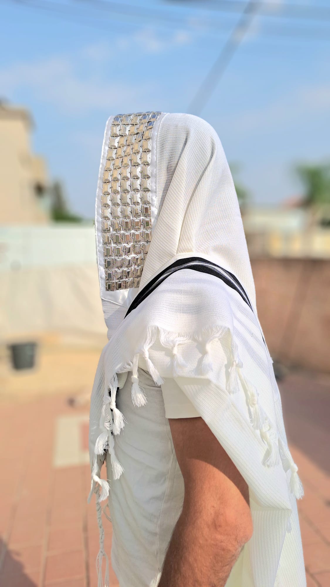 טלית 100% צמר מונע החלקה עם פסים שחורים עדינים ועטרה כסף טהור אוריה אומנות ועיצוב 1