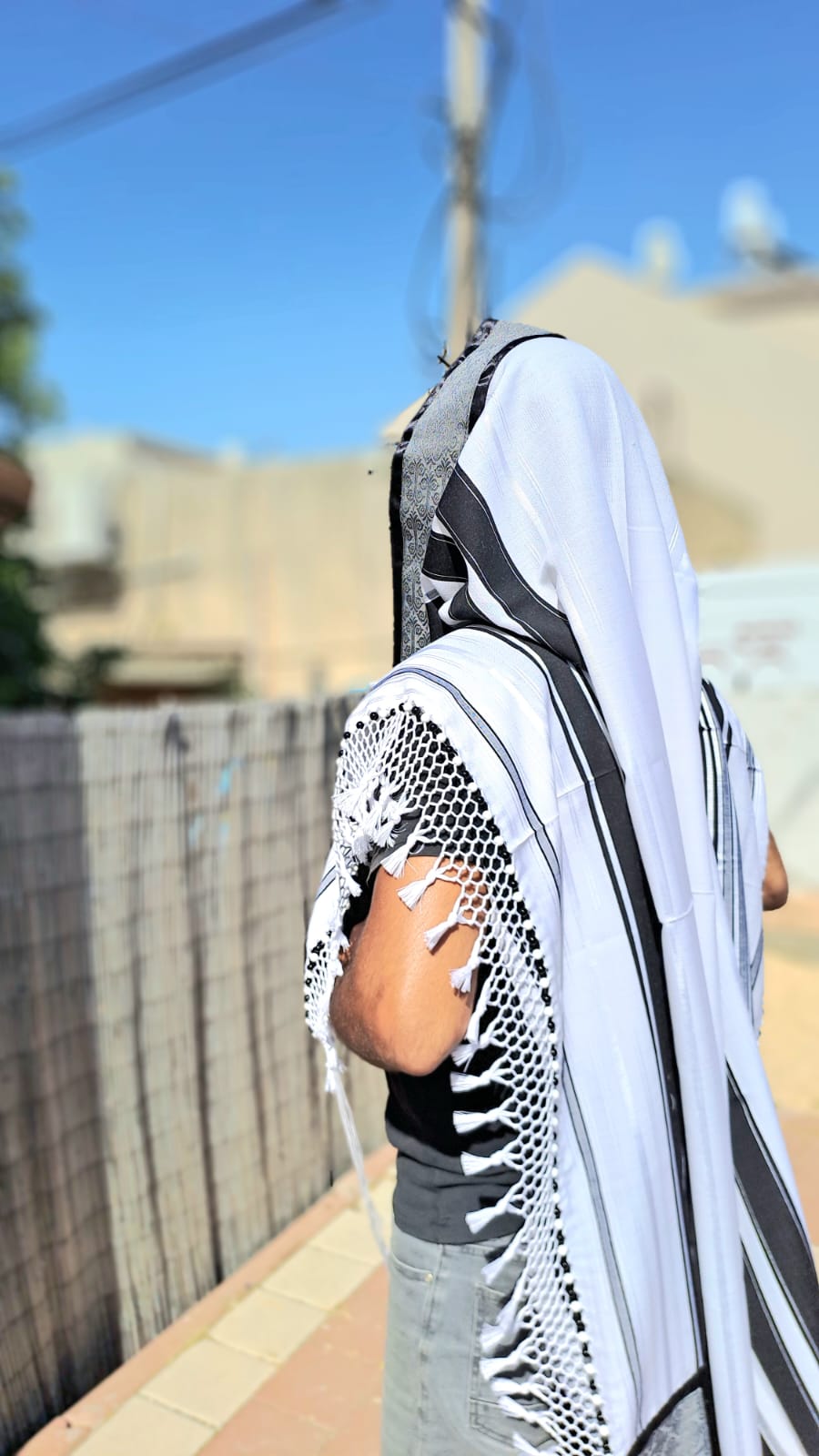 טלית יוקרתית למתנה בעיצוב אותנטי 100% צמר מונע החלקה בשילוב חרוזים בעבודת יד אוריה אומנות ועיצוב בטליתות 2