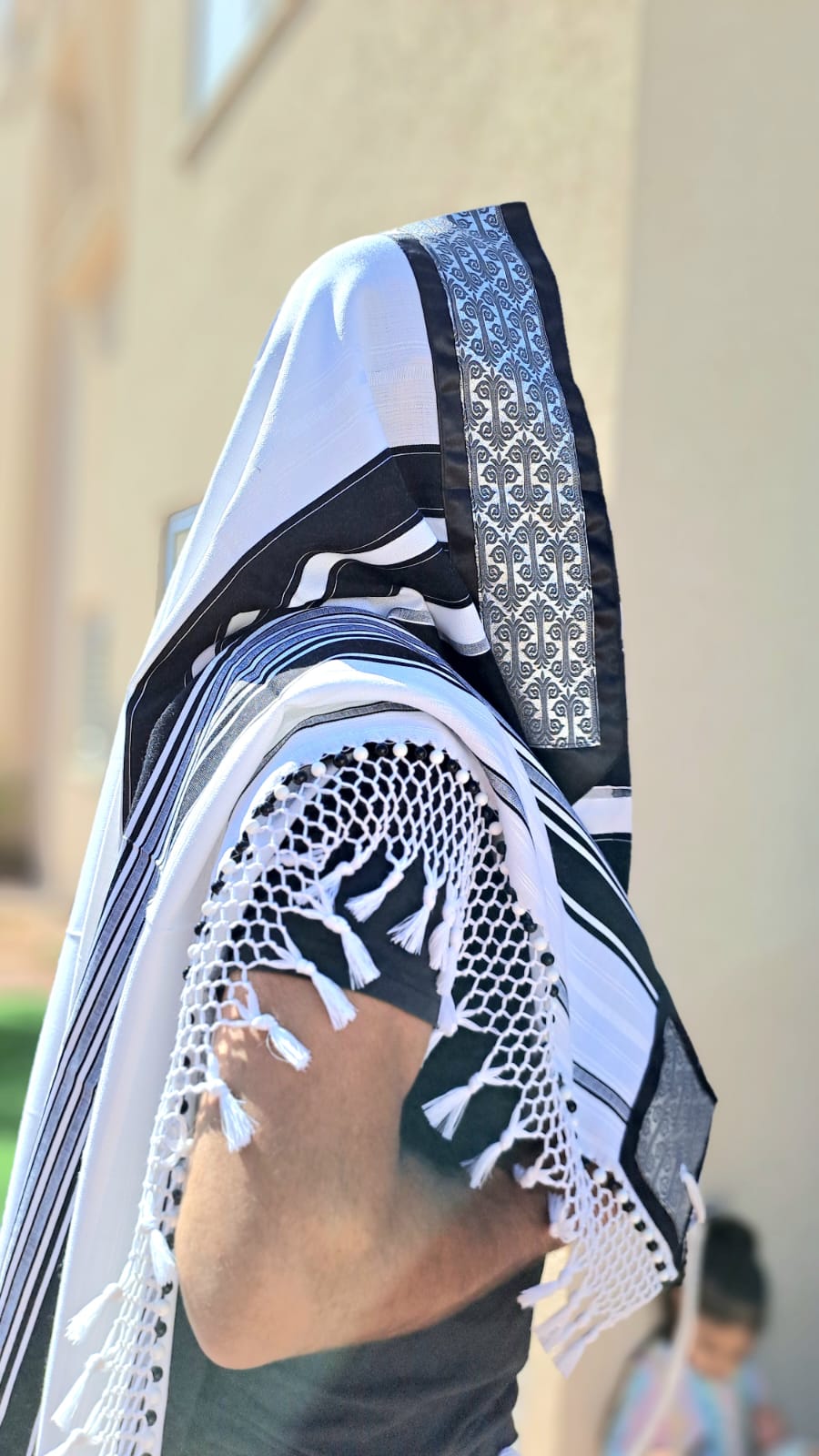 טלית יוקרתית למתנה בעיצוב אותנטי 100% צמר מונע החלקה בשילוב חרוזים בעבודת יד אוריה אומנות ועיצוב בטליתות 3