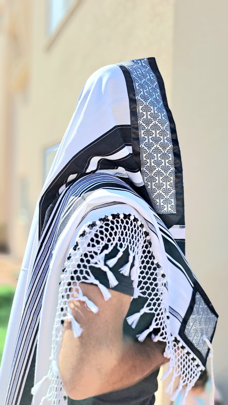 טלית יוקרתית למתנה בעיצוב אותנטי 100% צמר מונע החלקה בשילוב חרוזים בעבודת יד אוריה אומנות ועיצוב בטליתות 4