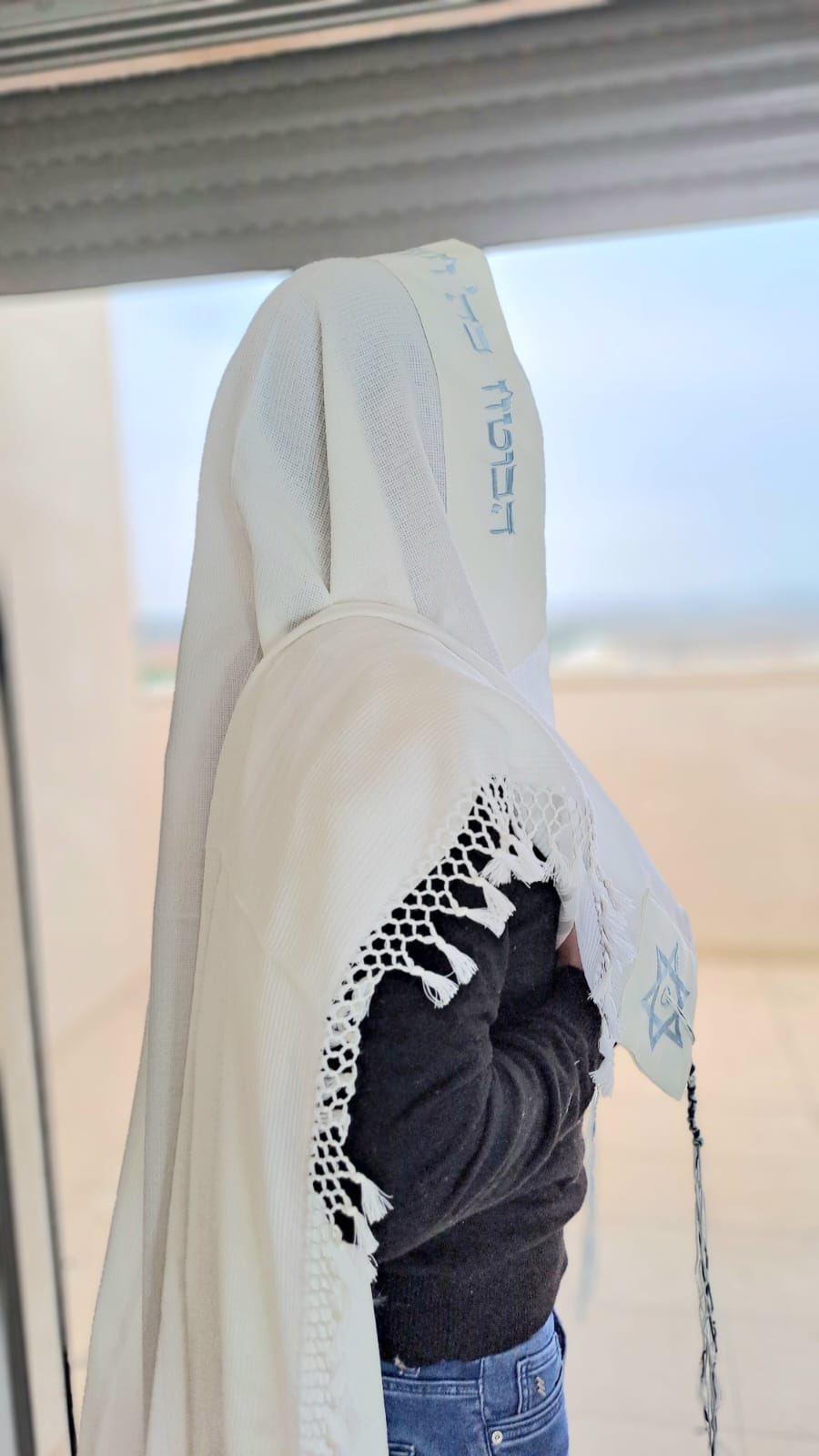 טלית חתנים מהודרת בעיצוב תכלת ולבן עם רקמה אוריה אומנות ועיצוב בטליתות 4