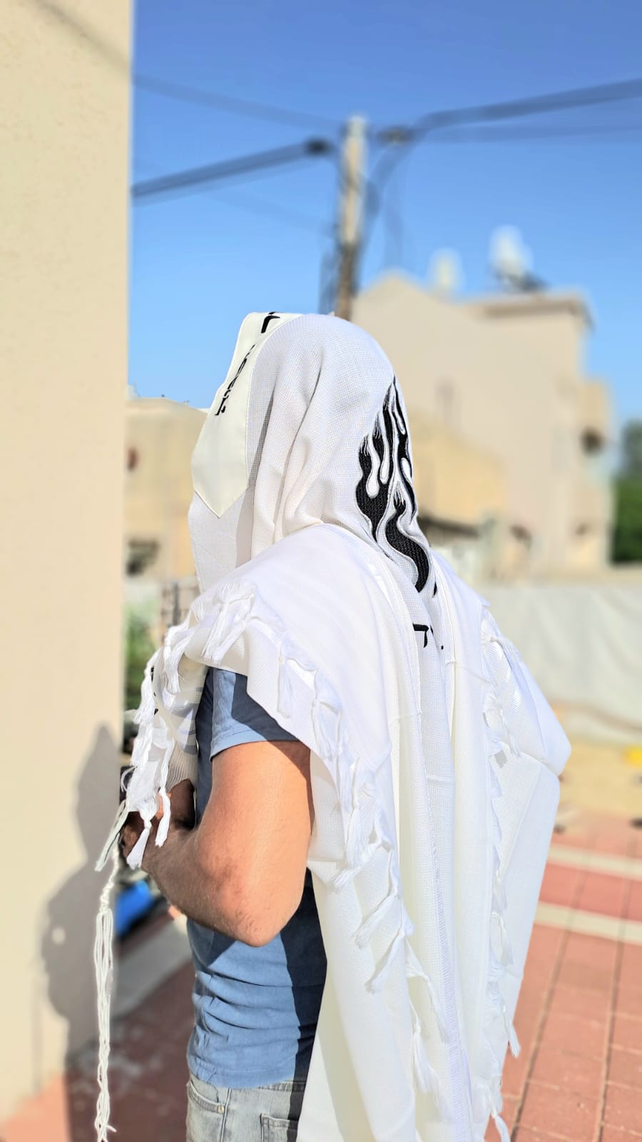 טלית חתנים מהודרת עם רקמת האש שלי שחור וכסף נוצץ אוריה אומנות ועיצוב בטליתות 3