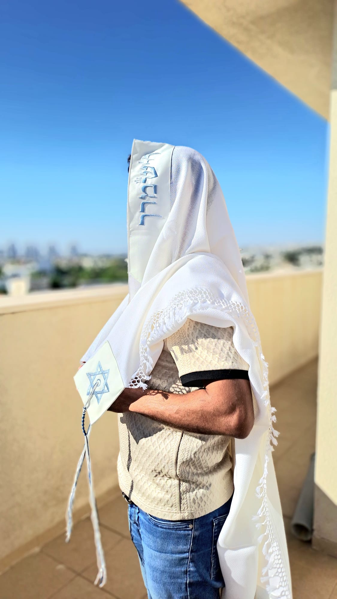 טלית לבר מצווה בעיצוב לבן נקי עם נגיעות תכלת ושזירה עבודת יד אוריה עיצוב טליתות 2