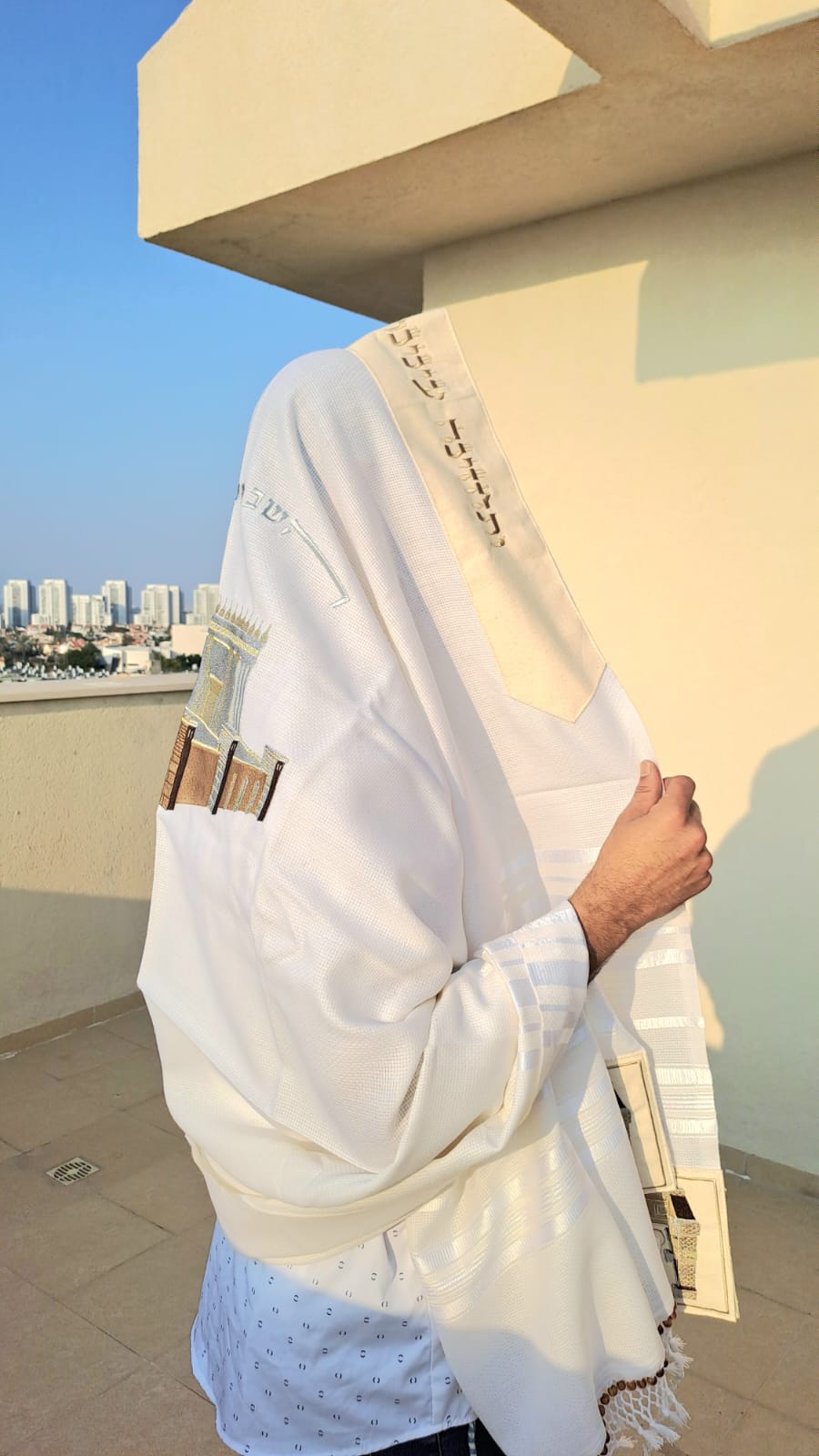 טלית מהודרת בעיצוב עם רקמת בית המקדש לא מחליקה אוריה - אומנות ועיצוב בטליתות 2