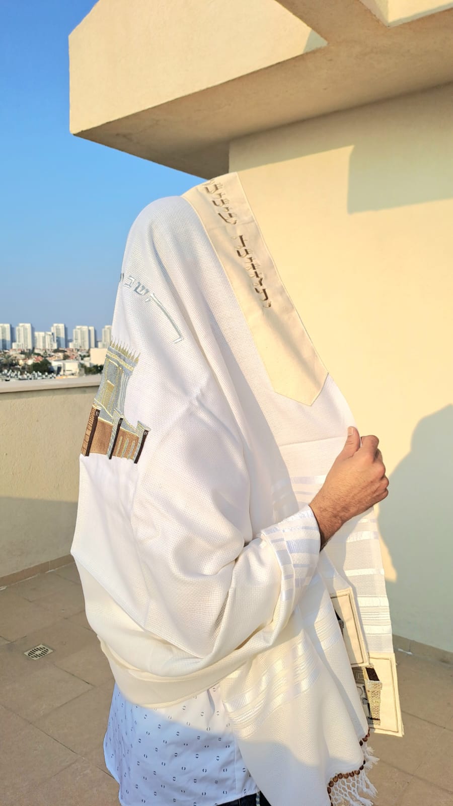 טלית מהודרת בעיצוב עם רקמת בית המקדש לא מחליקה אוריה - אומנות ועיצוב בטליתות 3