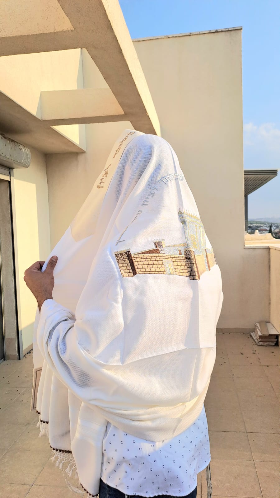 טלית מהודרת בעיצוב עם רקמת בית המקדש לא מחליקה אוריה - אומנות ועיצוב בטליתות 4