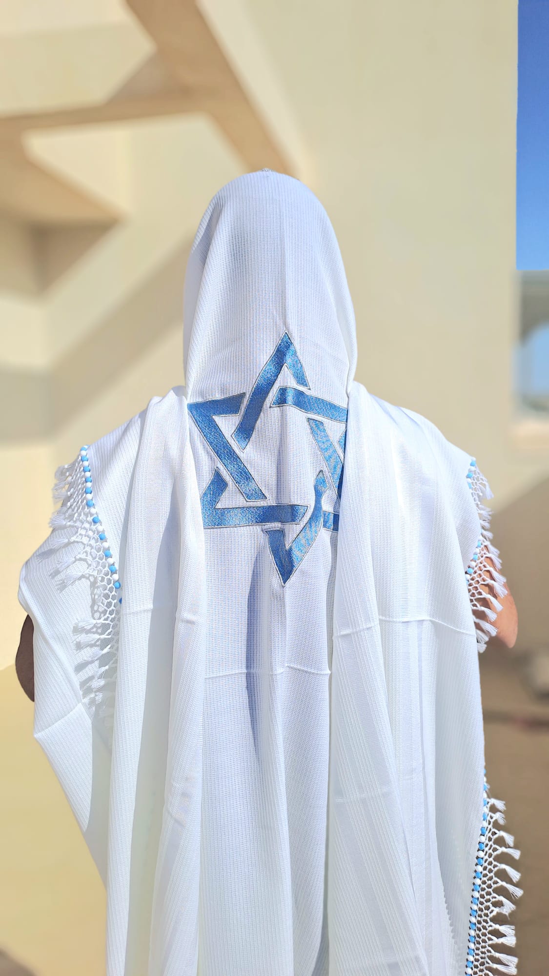 טלית יוקרתית בעיצוב תכלת לבן - מגן דוד בשילוב חרוזים בעבודת יד אוריה - עיצוב טליתות 2