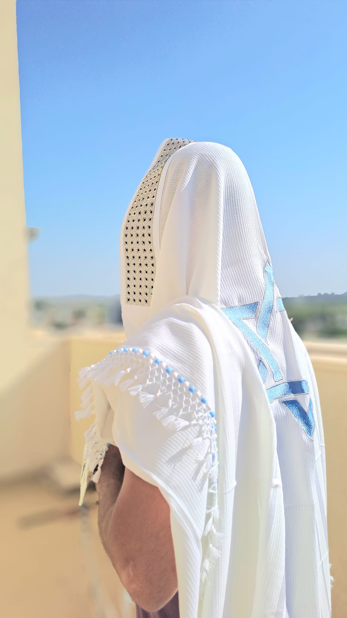 טלית יוקרתית בעיצוב תכלת לבן - מגן דוד בשילוב חרוזים בעבודת יד אוריה - עיצוב טליתות 3