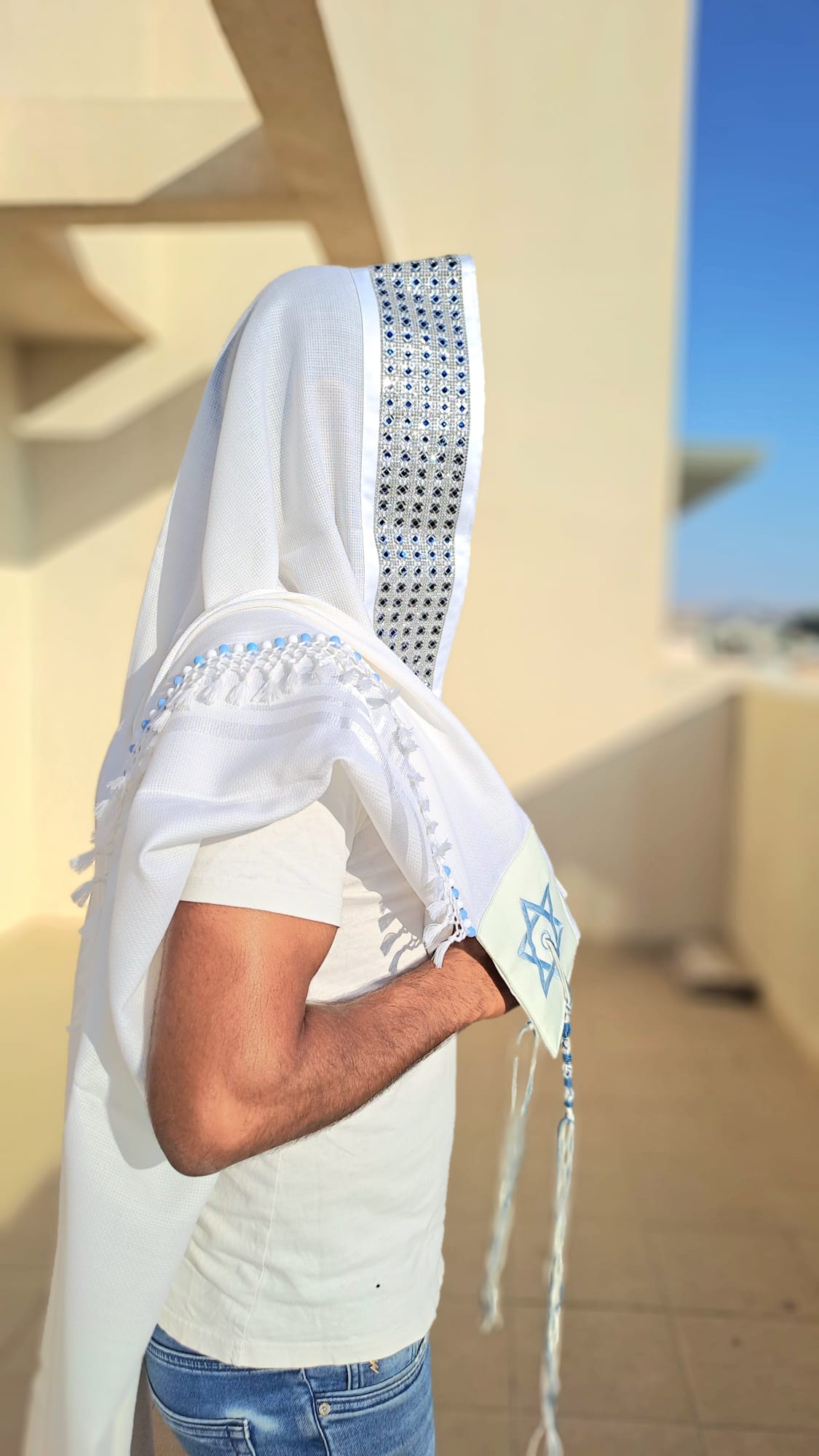 טלית צמר בעיצוב תכלת לבן מגן דוד עם שזירת חרוזים בעבודת יד אוריה עיצוב טליתות 1