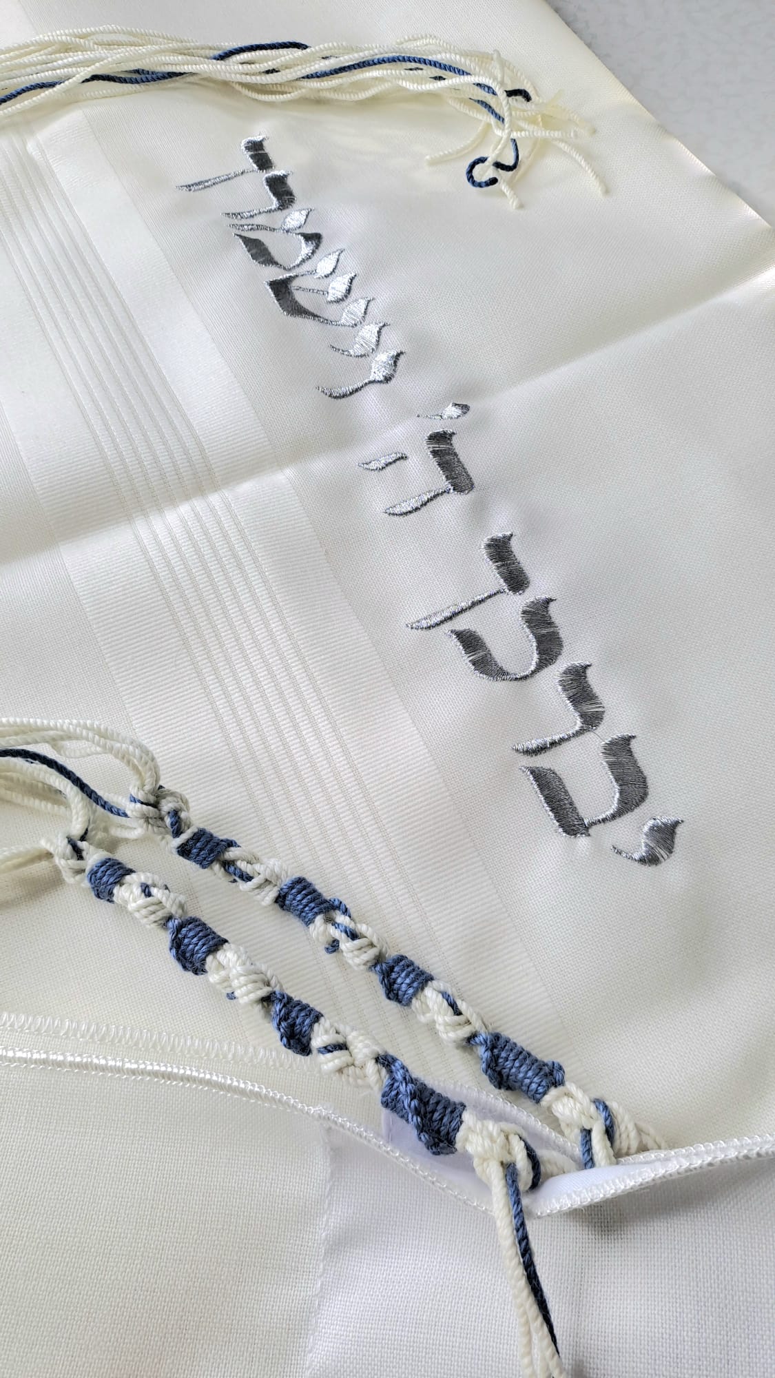 ציצית מהודרת למתנה עם רקמה של ברכה ורקמת שם אישית אוריה אומנות ועיצוב בטליתות 4