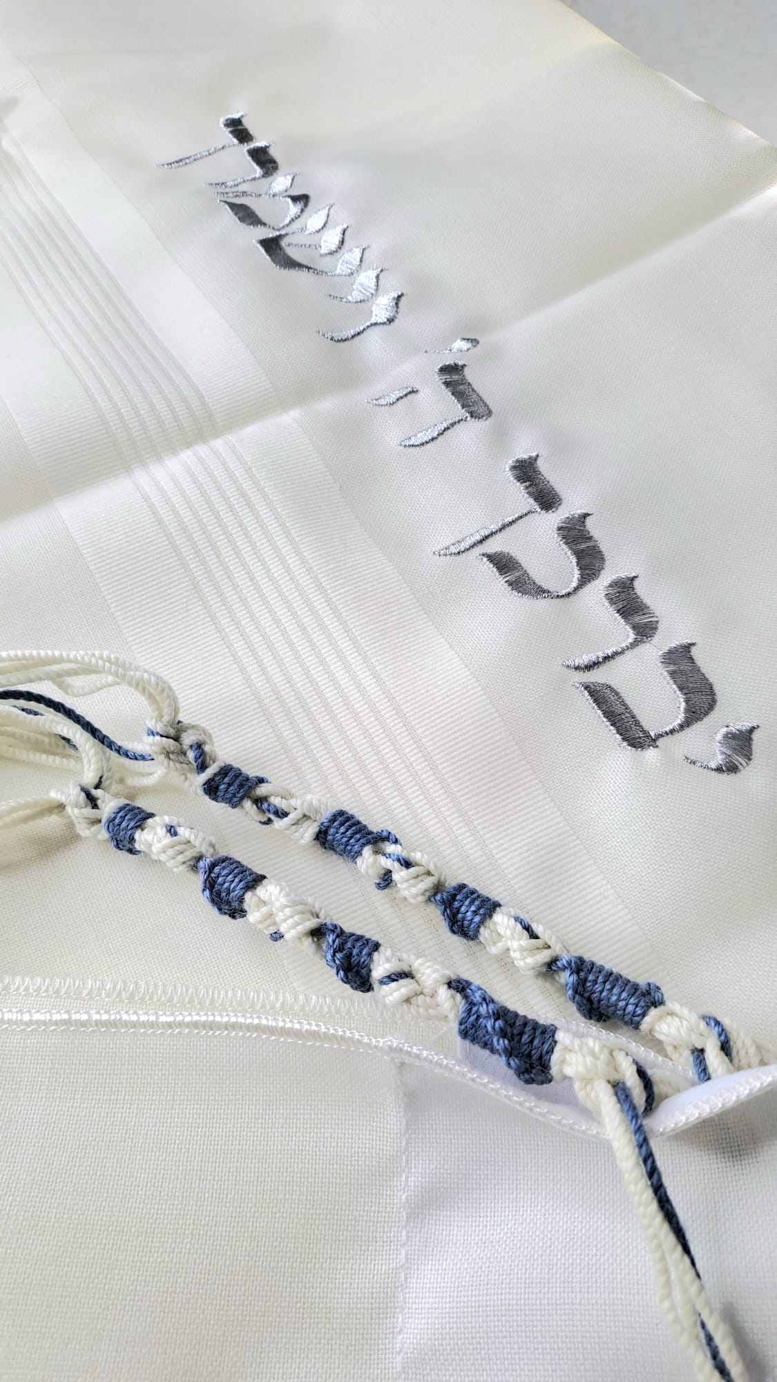 ציצית מהודרת מתנה לגבר עם רקמה של ברכה ורקמת שם אישית אוריה אומנות ועיצוב בטליתות 5