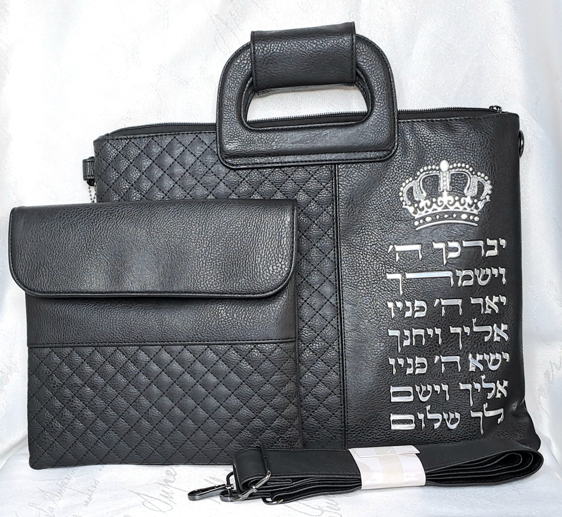 כיסוי טלית ותפילין דמוי עור שחור עם ידיות והבלטת יברכך כסף אוריה אומנות ועיצוב בטליתות 1