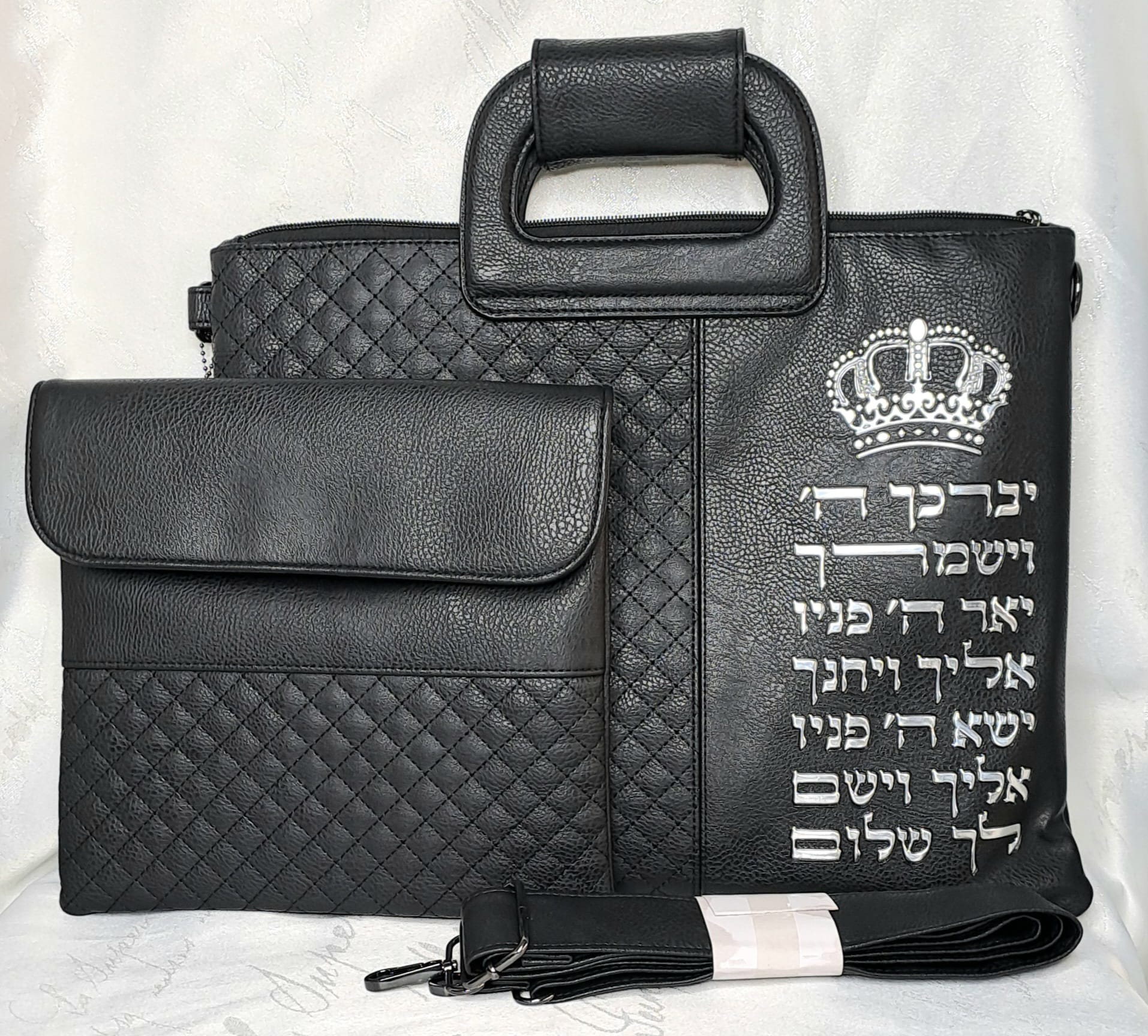 כיסוי טלית ותפילין דמוי עור שחור עם ידיות והבלטת יברכך כסף אוריה אומנות ועיצוב בטליתות 2
