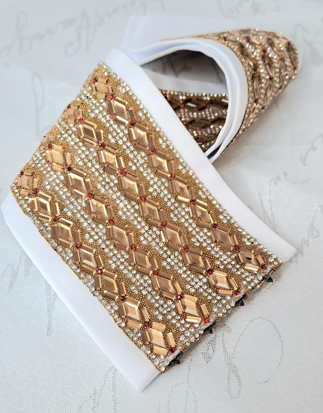 עטרה לטלית אבני סברובסקי בעיצוב זהב ואדום עדין אוריה אומנות ועיצוב בטליתות 1