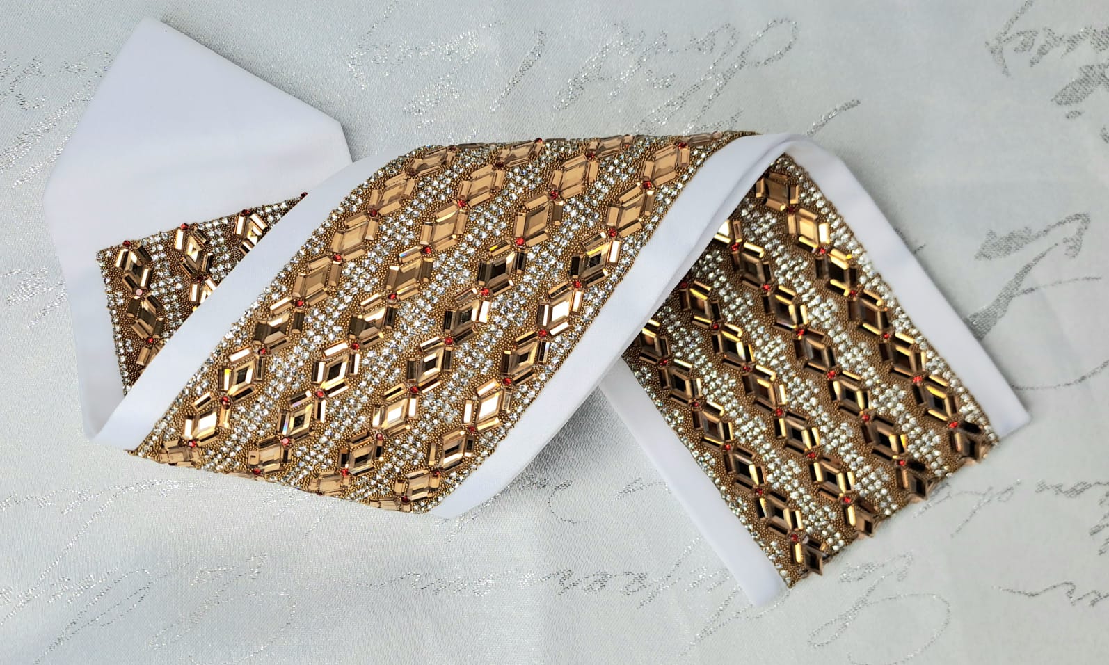 עטרה לטלית אבני סברובסקי בעיצוב זהב ואדום עדין אוריה אומנות ועיצוב בטליתות 2