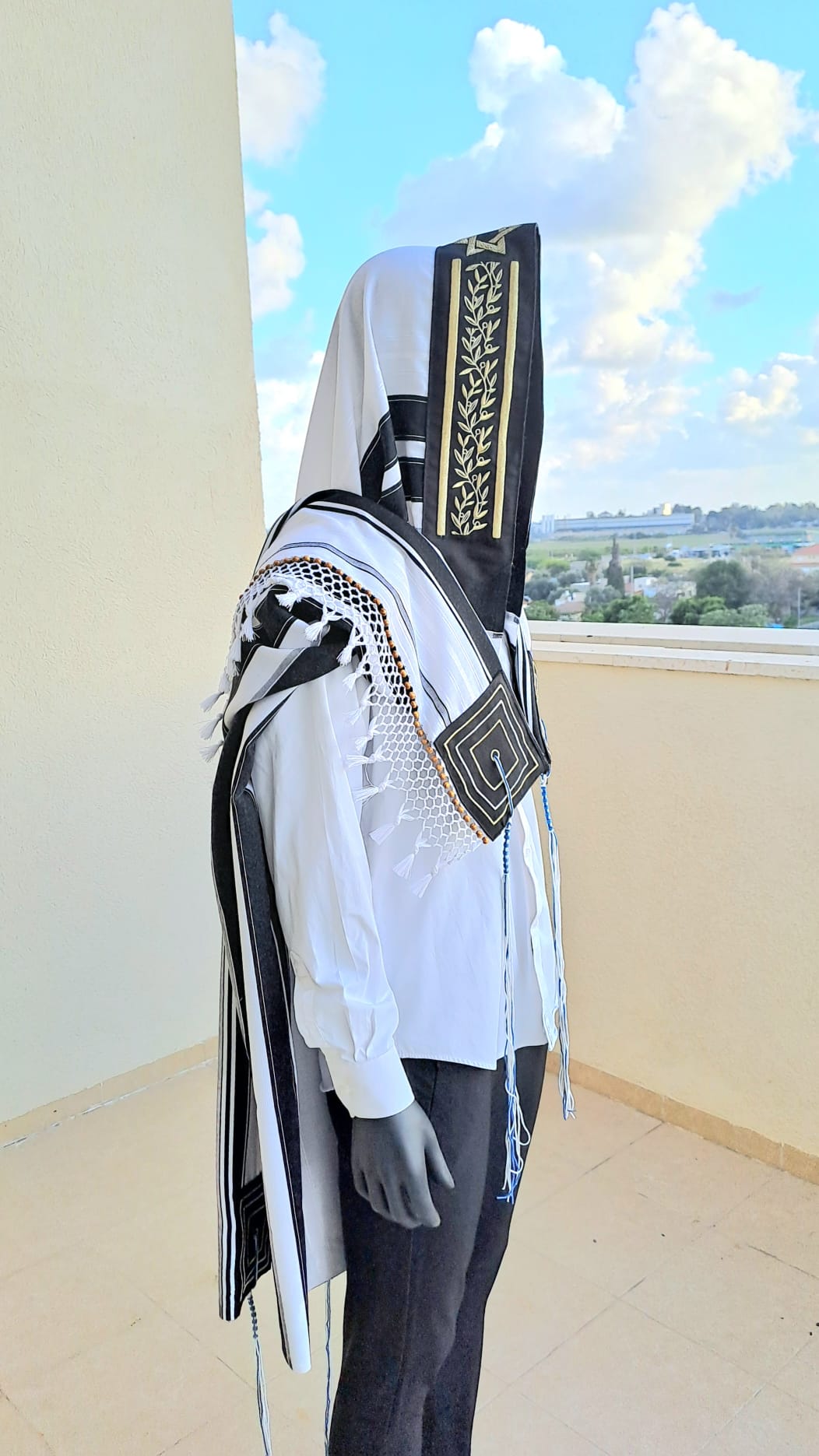 טלית תימנית אותנטית בעיצוב יוקרתי ומיוחד בשילוב חרוזי עץ בעבודת יד אוריה אומנות ועיצוב בטליתות 1