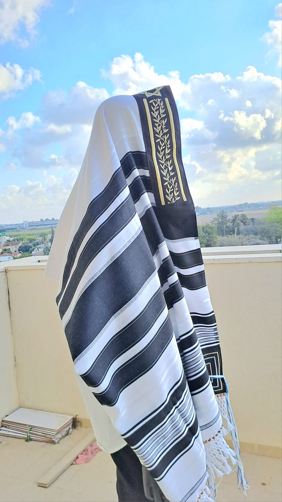 טלית תימנית אותנטית בעיצוב יוקרתי ומיוחד בשילוב חרוזי עץ בעבודת יד אוריה אומנות ועיצוב בטליתות 5