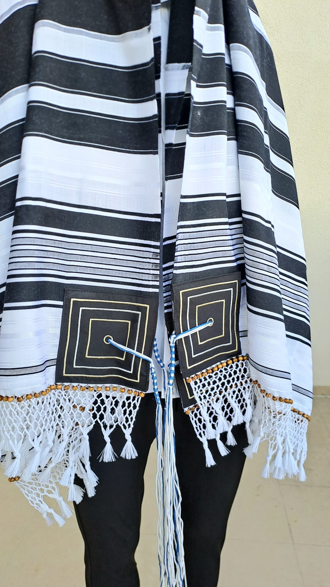טלית תימנית אותנטית בעיצוב יוקרתי ומיוחד בשילוב חרוזי עץ בעבודת יד אוריה אומנות ועיצוב בטליתות 7