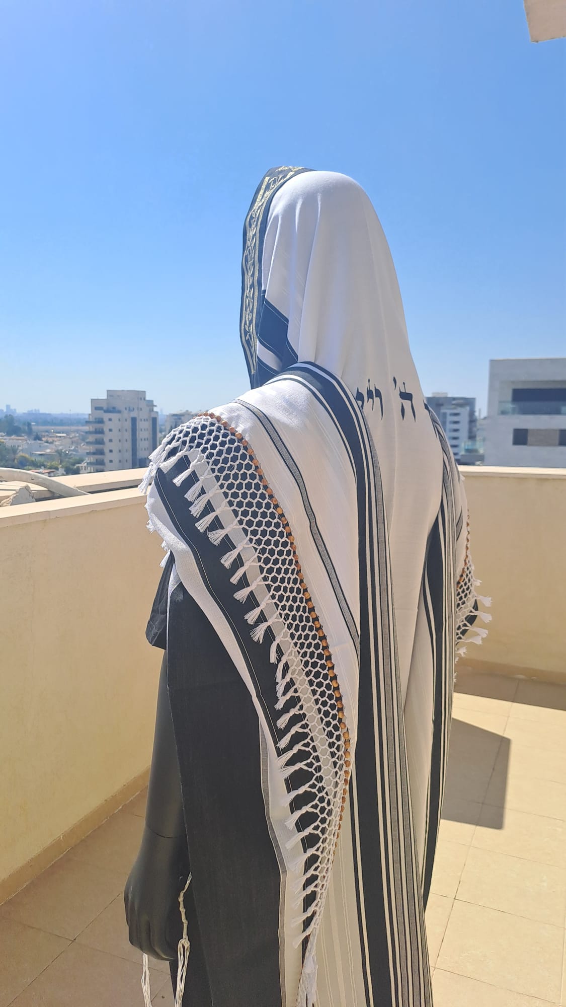טלית תימנית מפוארת ענפי זית מגן דוד זהב נוצץ וחרוזי עץ בעבודת יד אוריה עיצוב טליתות 2