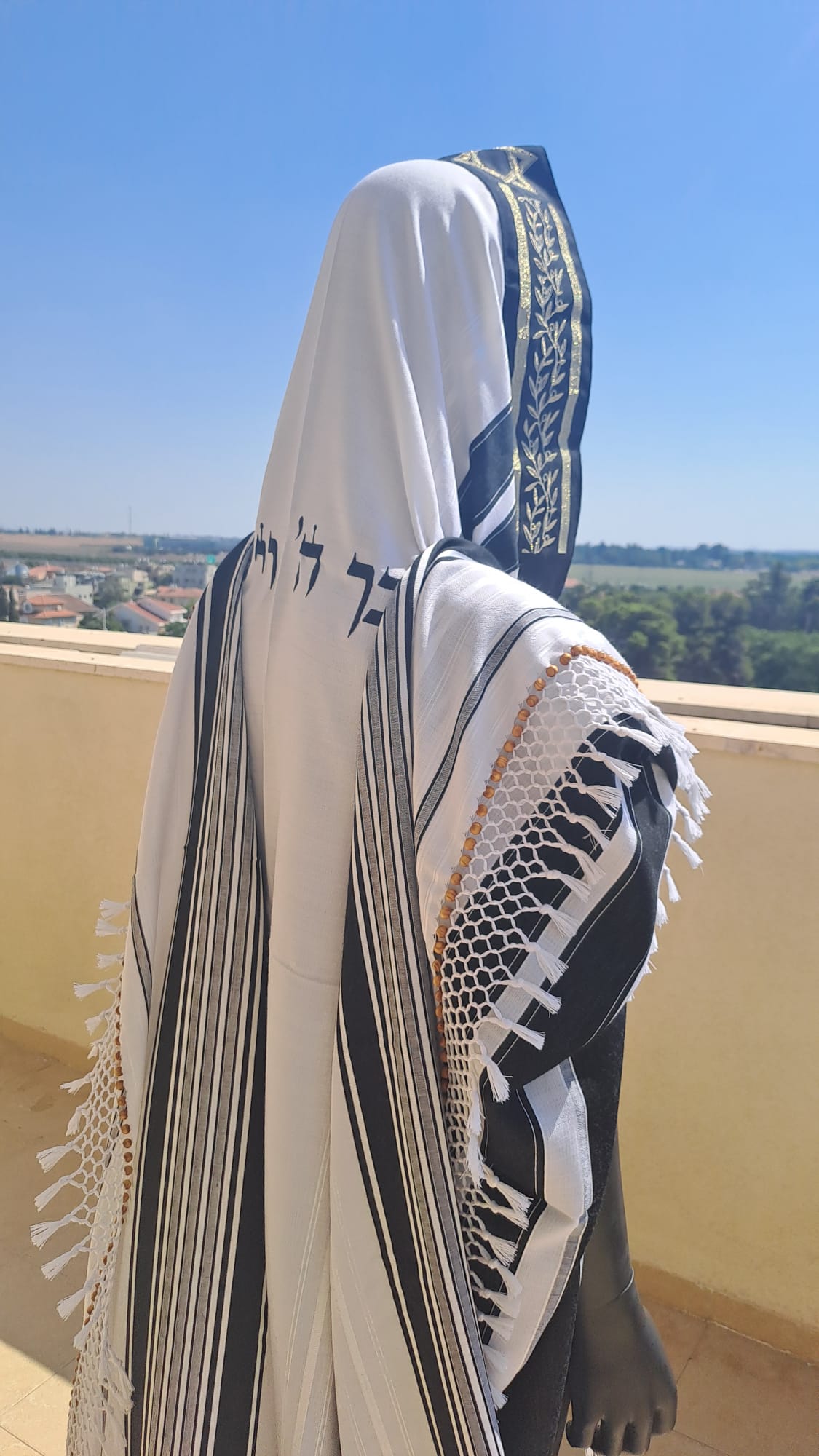 טלית תימנית מפוארת ענפי זית מגן דוד זהב נוצץ וחרוזי עץ בעבודת יד אוריה עיצוב טליתות 3
