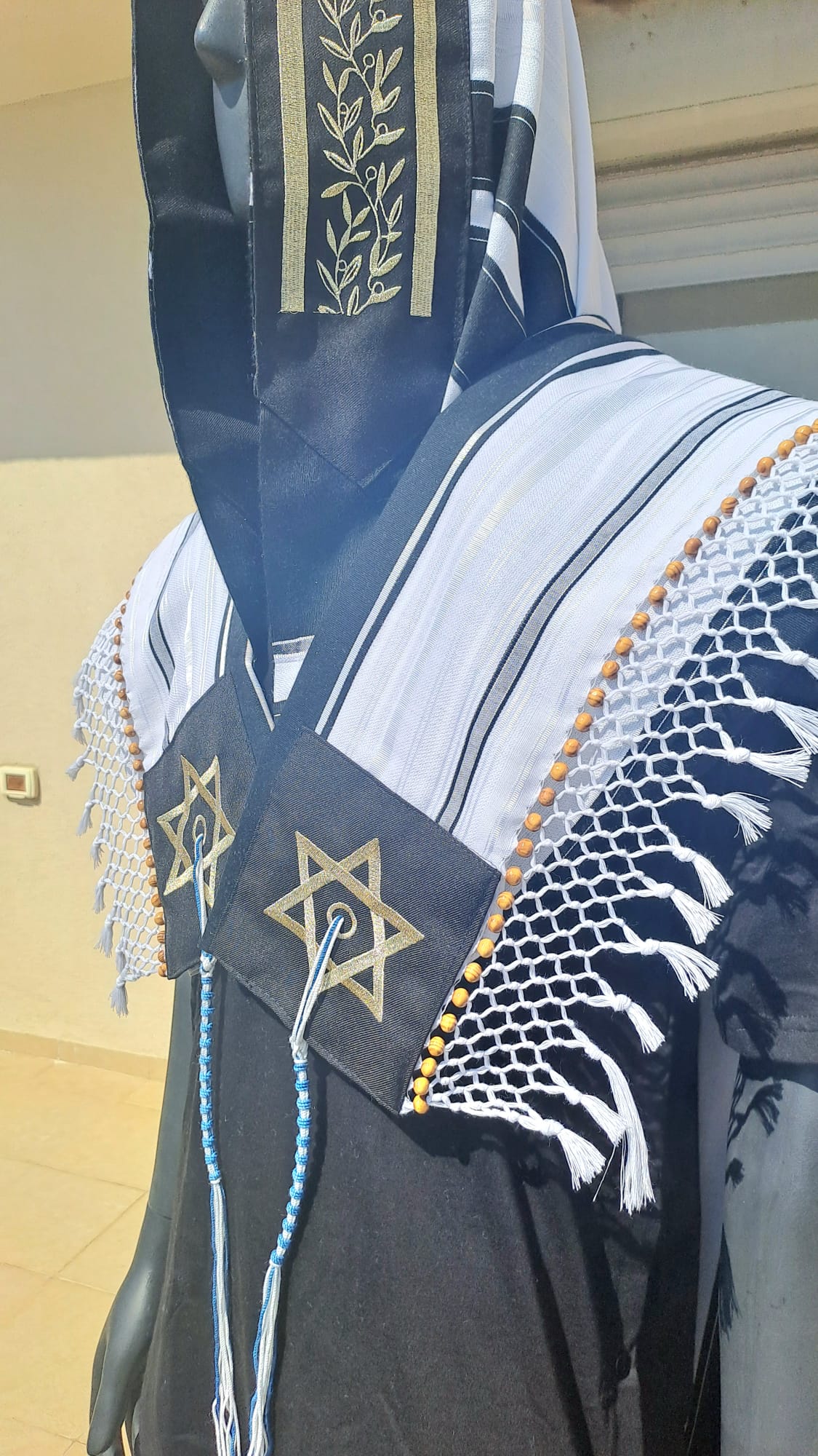טלית תימנית מפוארת ענפי זית מגן דוד זהב נוצץ וחרוזי עץ בעבודת יד אוריה עיצוב טליתות 5