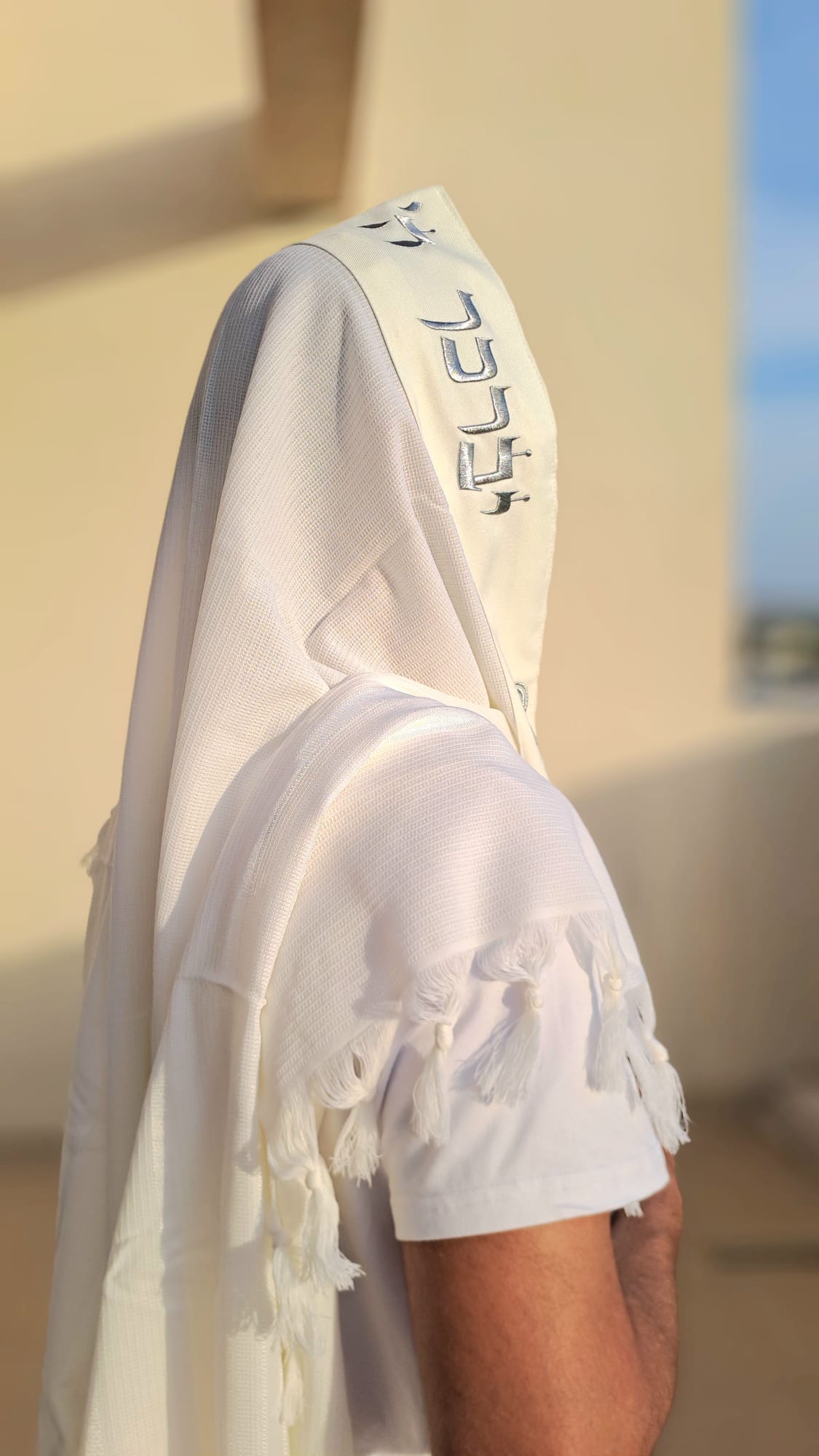 טלית בר מצווה לבנה עם רקמת יברכך בצבע כסף אוריה עיצוב טליתות 1