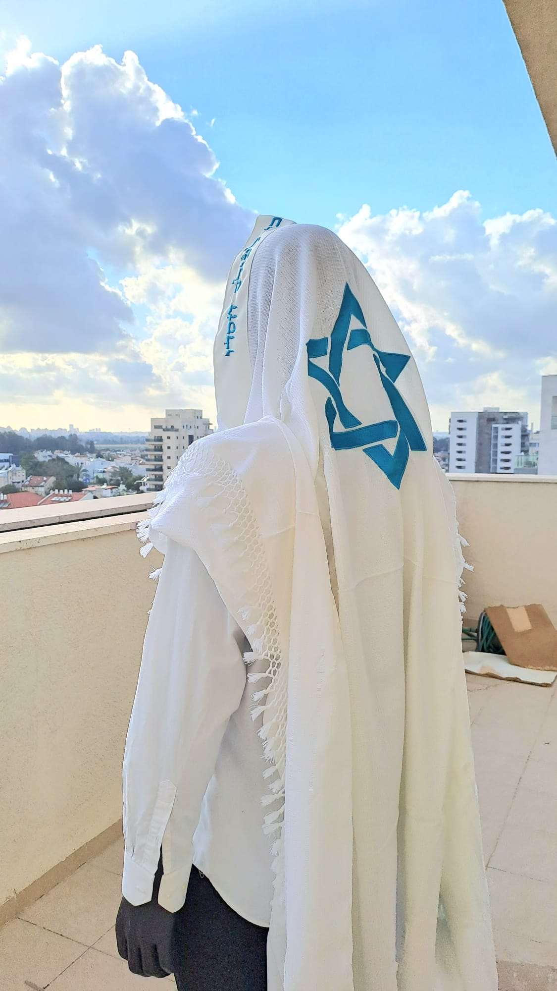 טלית לבנה בעיצוב יוקרתי הודו לה כי טוב בגוון טורקיז עם שזירה עבודת יד אוריה עיצוב טליתות 2