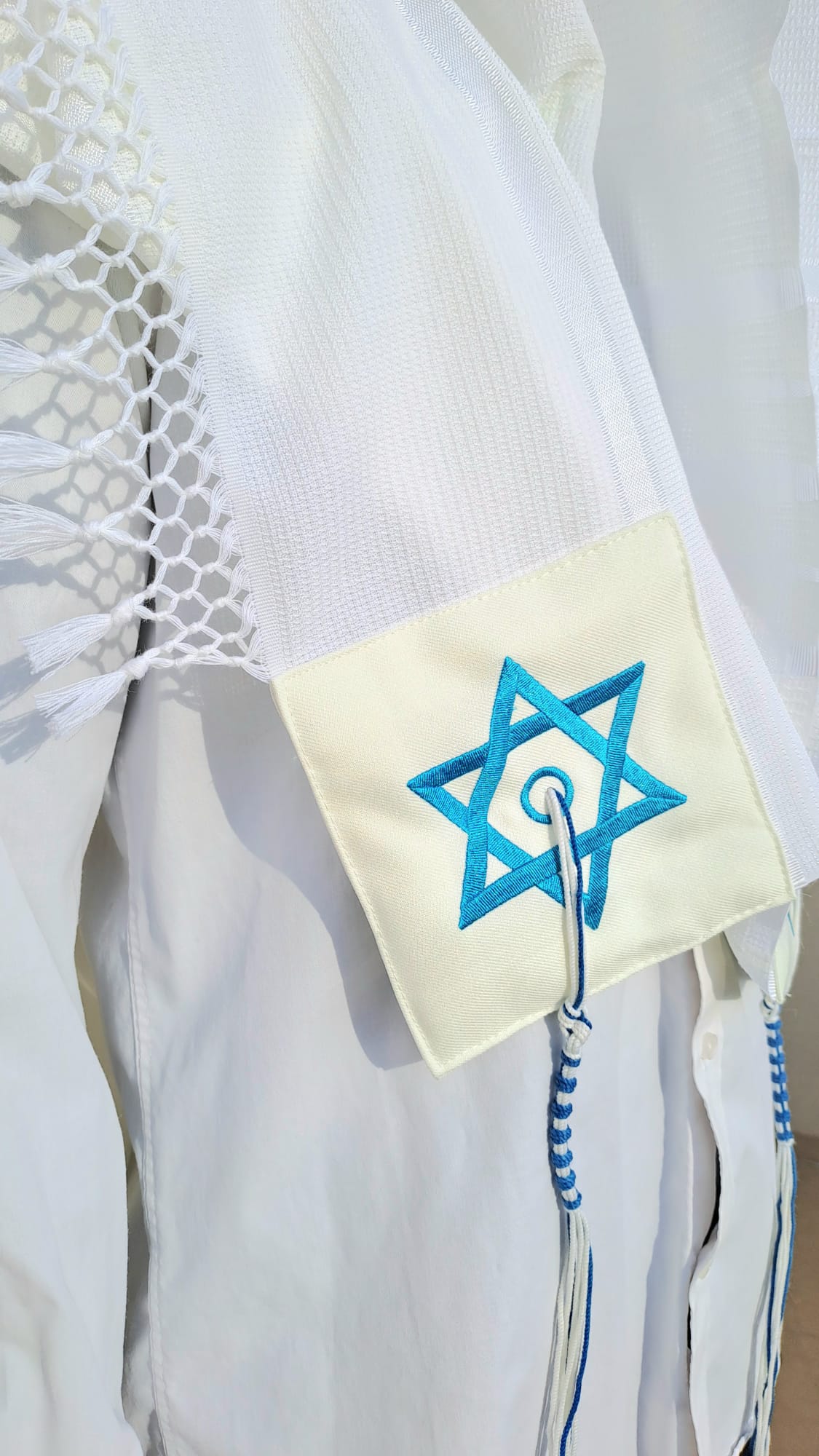 טלית לבנה בעיצוב יוקרתי הודו לה כי טוב בגוון טורקיז עם שזירה עבודת יד אוריה עיצוב טליתות 3