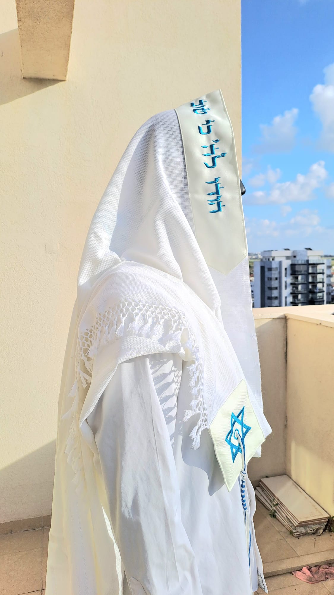 טלית לבנה בעיצוב יוקרתי הודו לה כי טוב בגוון טורקיז עם שזירה עבודת יד אוריה עיצוב טליתות 4