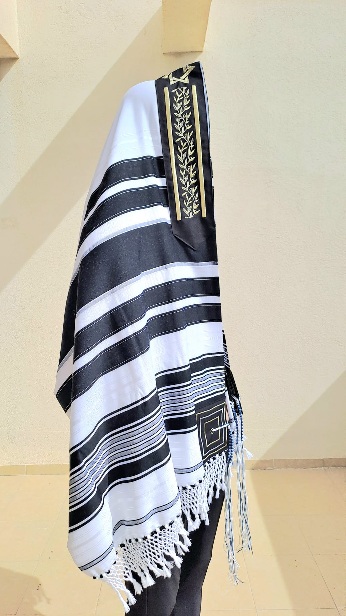 טלית מפוארת זה אלי ואנוהו בעיצוב אלון עם שזירת חרוזים בעבודת יד אוריה עיצוב טליתות 4
