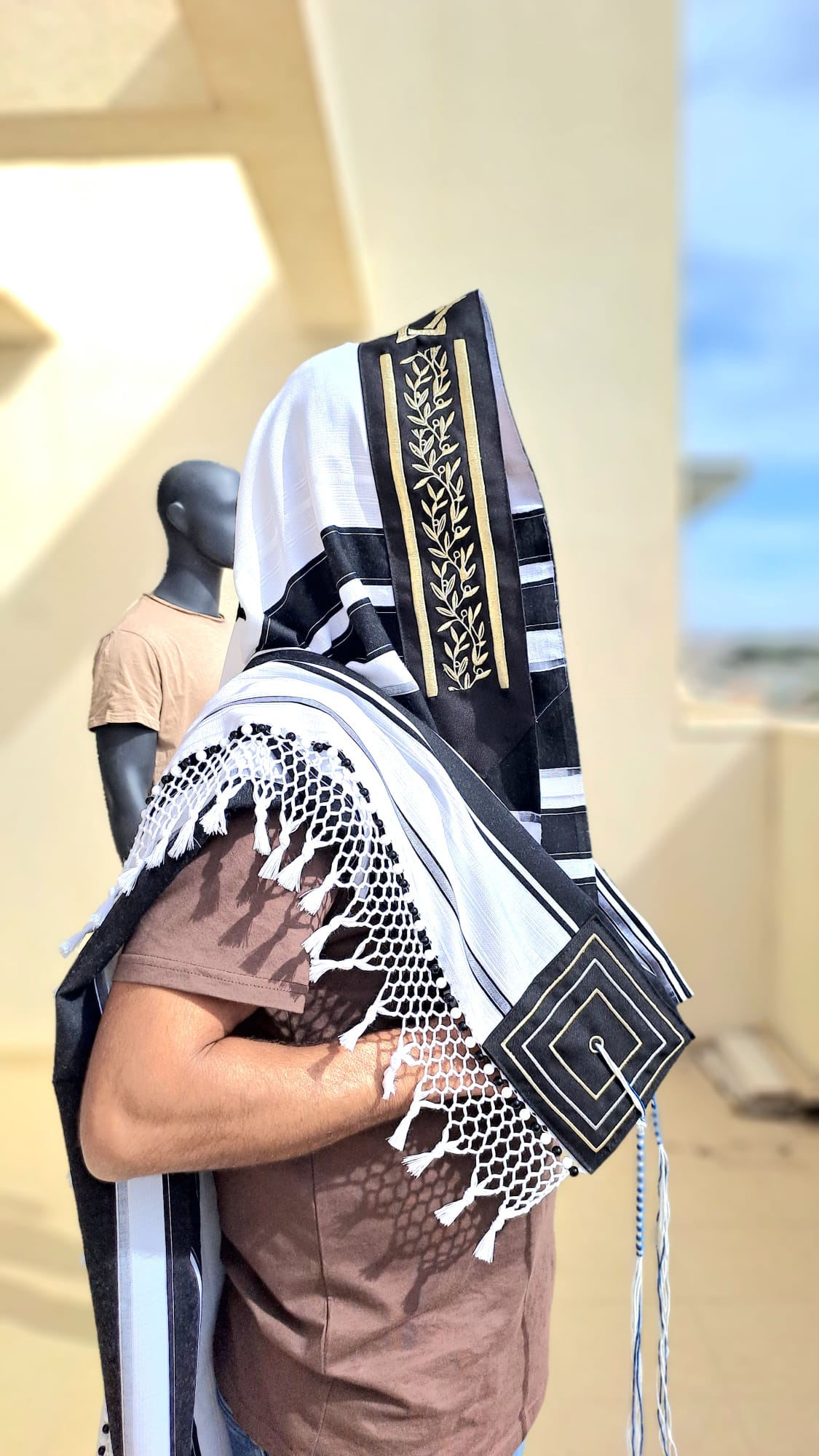 טלית מפוארת זה אלי ואנוהו בעיצוב אלון עם שזירת חרוזים בעבודת יד אוריה עיצוב טליתות 5