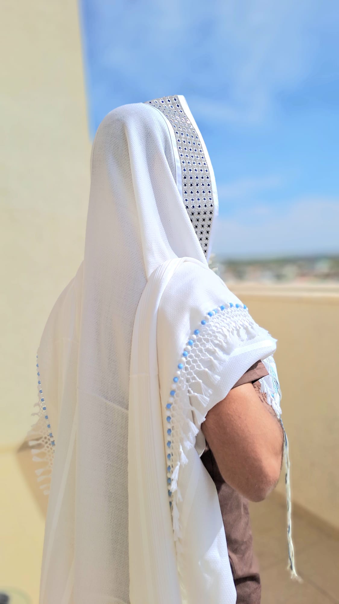 טלית צמר לבנה בעיצוב האש שלי תכלת עדין בשילוב חרוזים תכלת ולבן בעבודת יד אוריה עיצוב טליתות 6