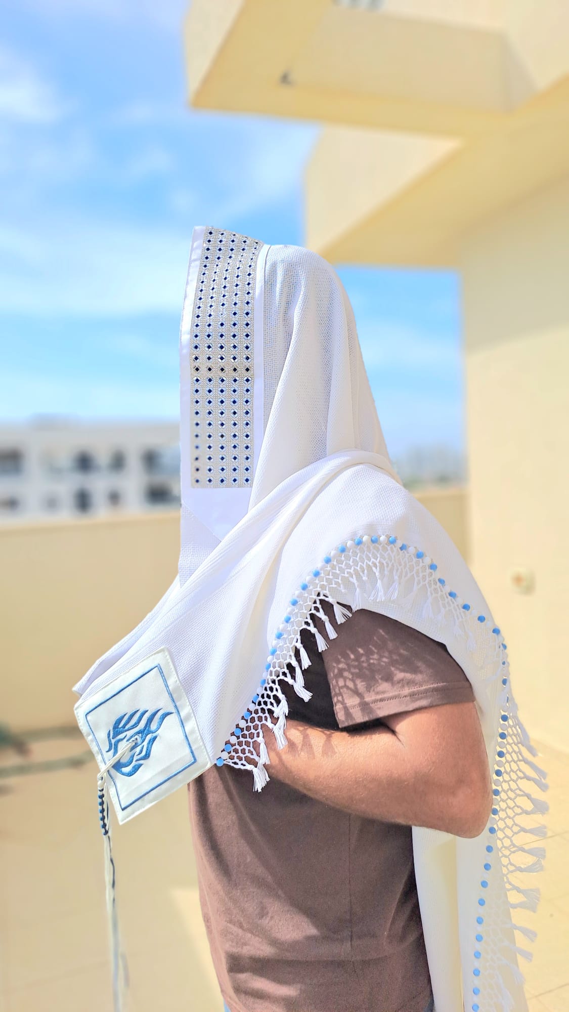 טלית צמר לבנה בעיצוב האש שלי תכלת עדין בשילוב חרוזים תכלת ולבן בעבודת יד אוריה עיצוב טליתות 7